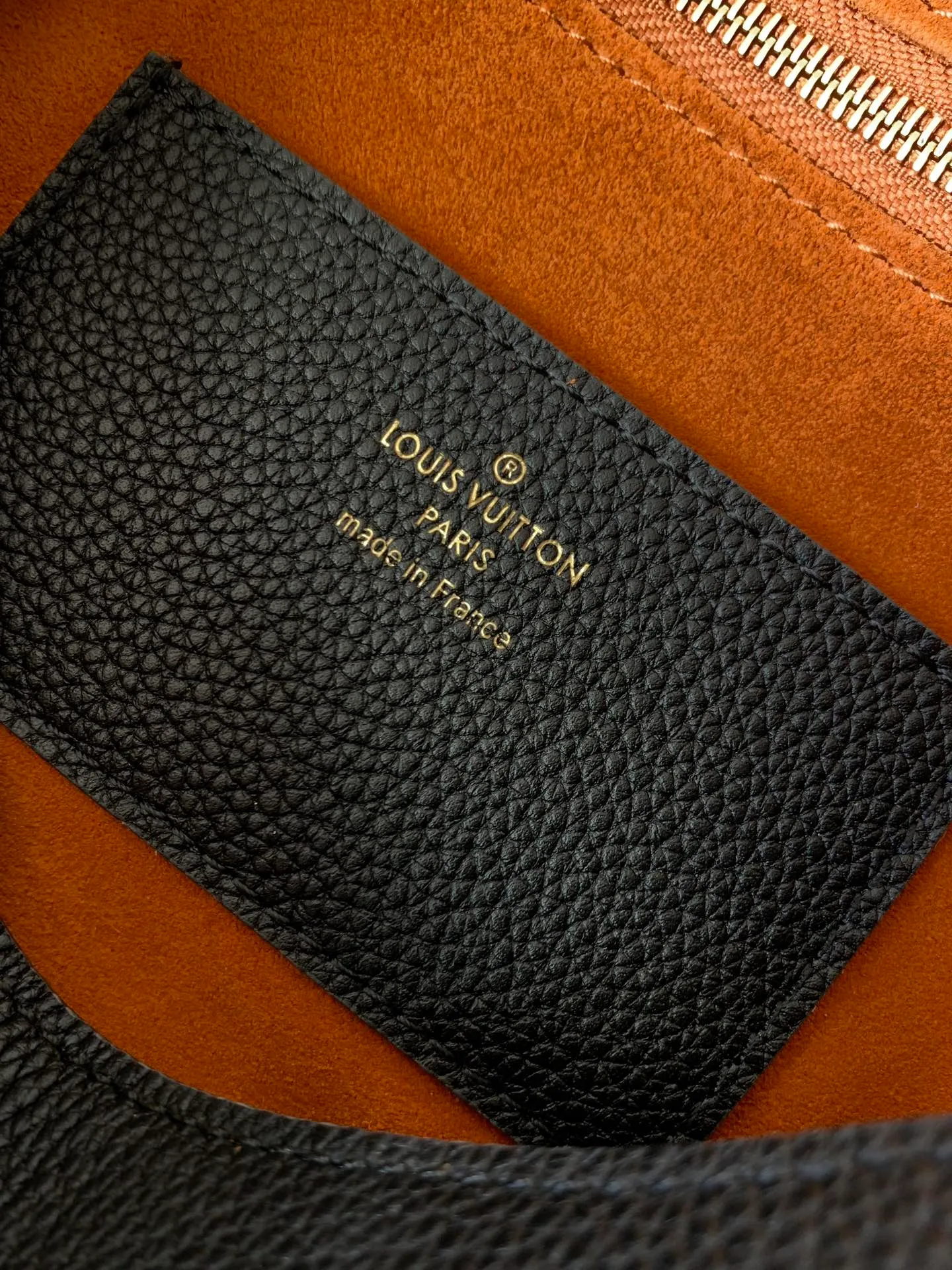 💰1280 (top layer leather) top quality original M24639 black. This Soft Twist handbag is made of soft cow leather and reinterprets the iconic Twist handbag in a generous size. The aged metal parts shine with eye-catching style, and the fitted design and multiple carrying methods enable a comfortable travel experience. 27 x 19 x 9 cm (length x height x width)