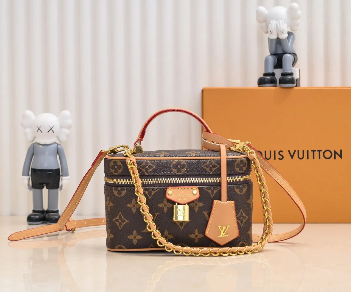 💰260💰Upgraded from the original M47125 M42264 Vanity Chain Pouch handbag draws inspiration from the classic cosmetic case and interprets the spirit of travel with Monogram canvas. The top handle and detachable braided chain are infused with leather elements, complementing the clean lines of the bag. The LV inscribed padlock and leather key holder continue the iconic details. Dimensions: 19x11.5x6.5cm