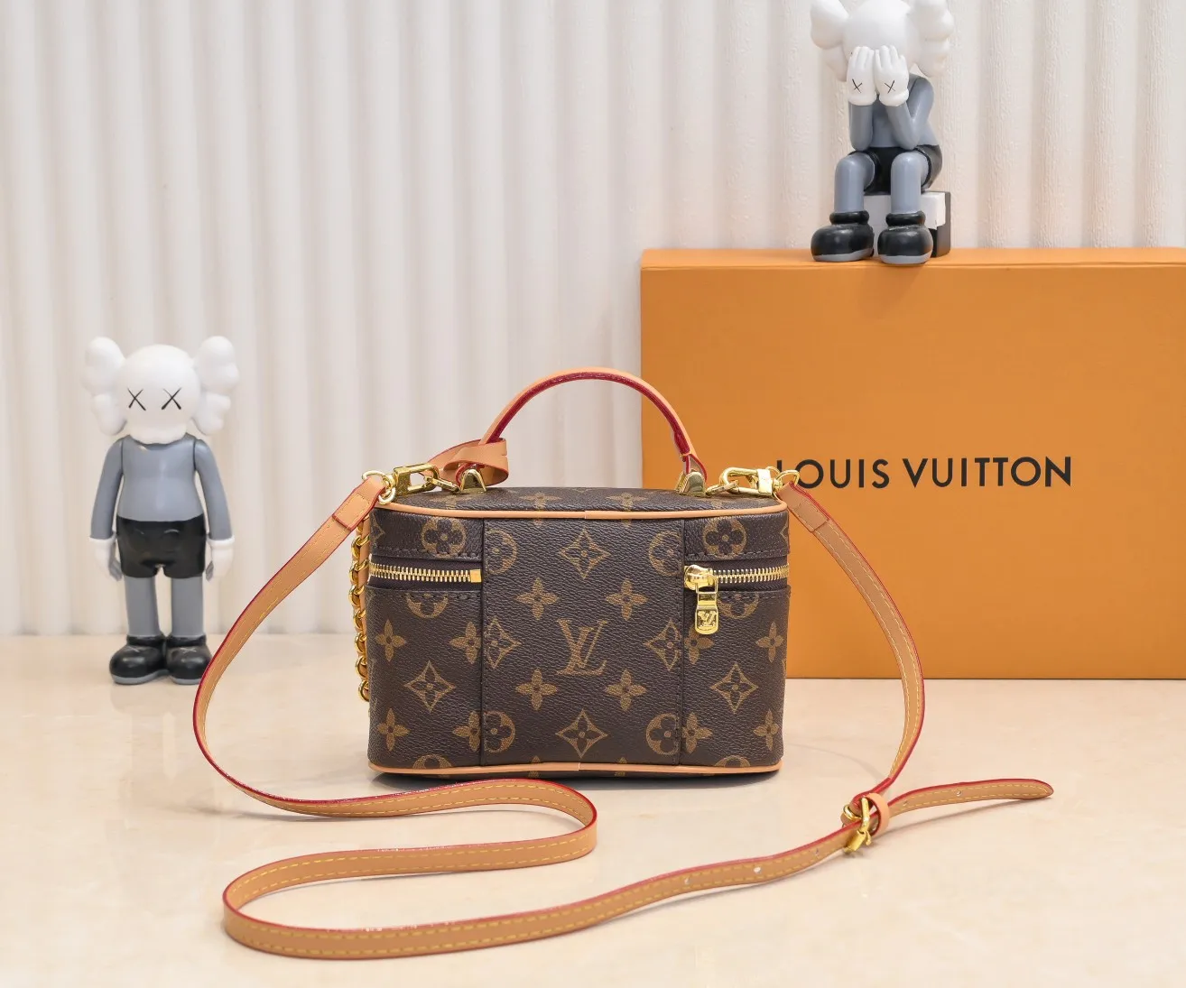💰260💰Upgraded from the original M47125 M42264 Vanity Chain Pouch handbag draws inspiration from the classic cosmetic case and interprets the spirit of travel with Monogram canvas. The top handle and detachable braided chain are infused with leather elements, complementing the clean lines of the bag. The LV inscribed padlock and leather key holder continue the iconic details. Dimensions: 19x11.5x6.5cm