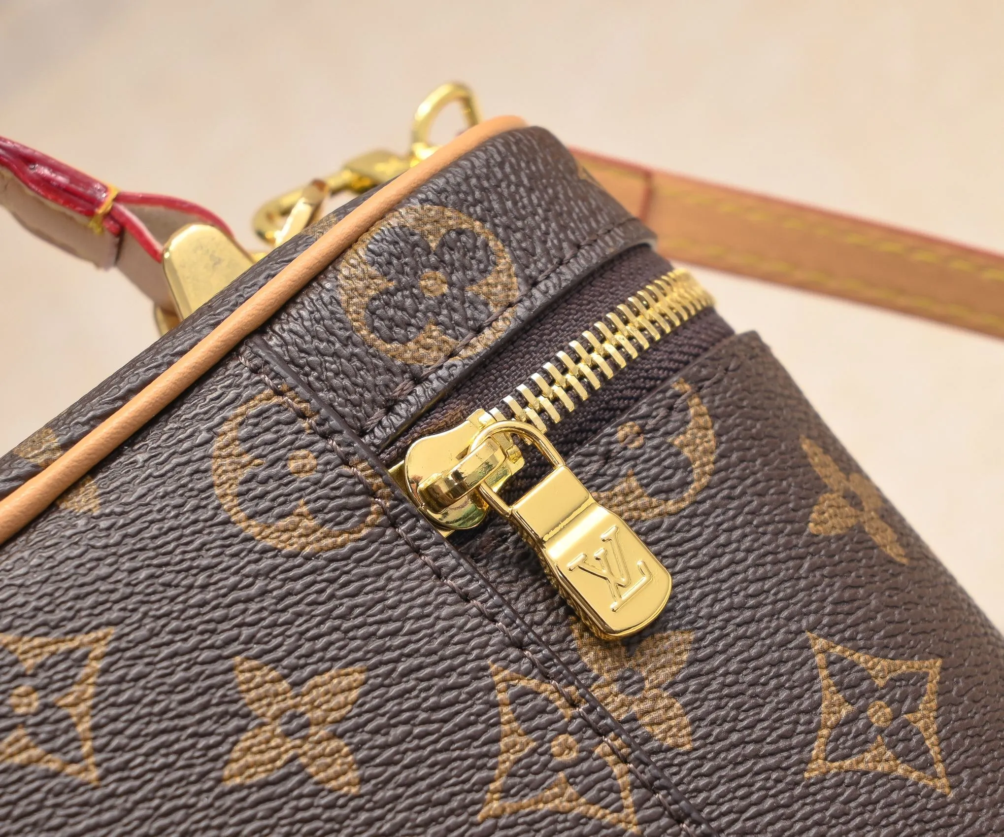 💰260💰Upgraded from the original M47125 M42264 Vanity Chain Pouch handbag draws inspiration from the classic cosmetic case and interprets the spirit of travel with Monogram canvas. The top handle and detachable braided chain are infused with leather elements, complementing the clean lines of the bag. The LV inscribed padlock and leather key holder continue the iconic details. Dimensions: 19x11.5x6.5cm