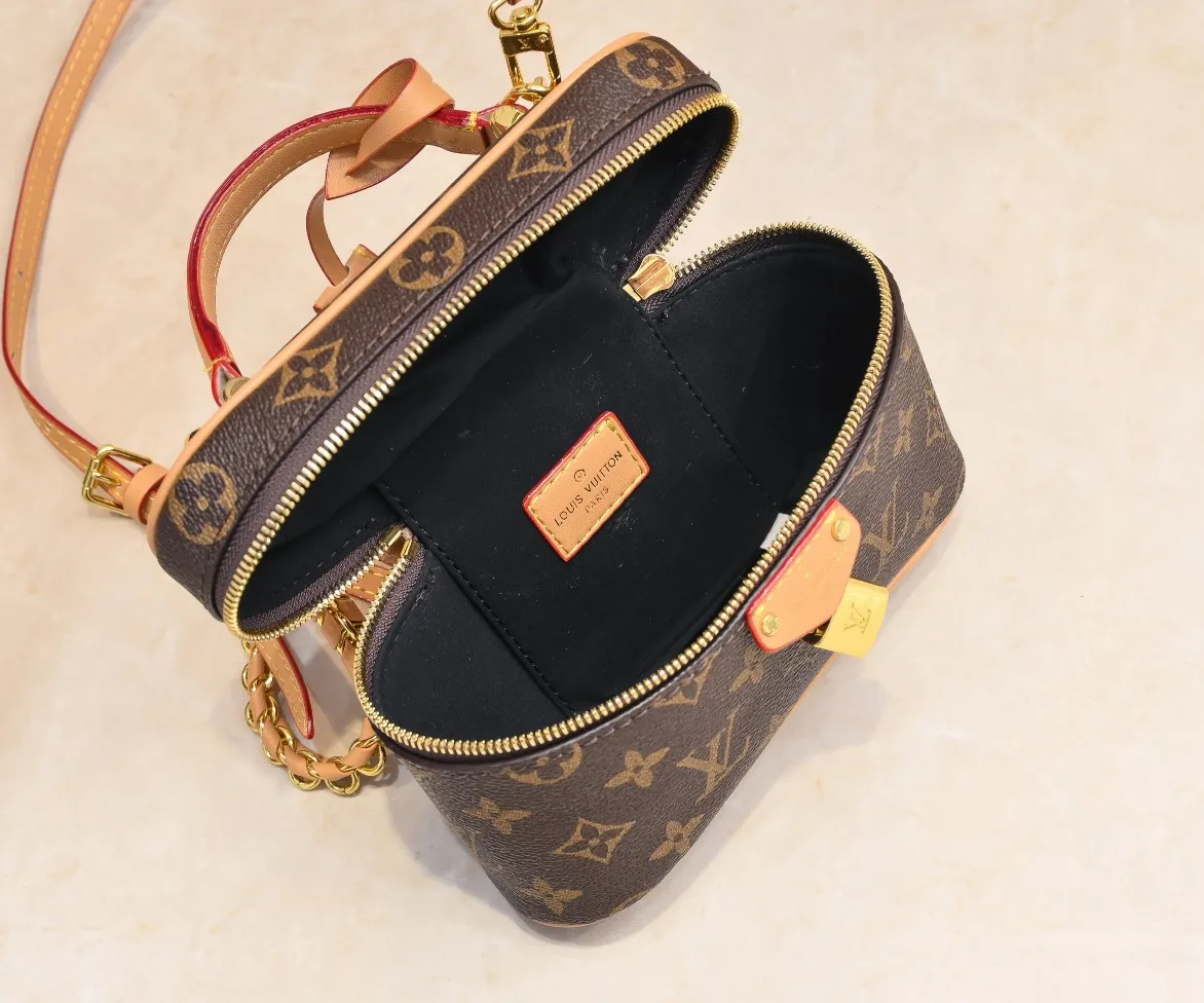 💰260💰Upgraded from the original M47125 M42264 Vanity Chain Pouch handbag draws inspiration from the classic cosmetic case and interprets the spirit of travel with Monogram canvas. The top handle and detachable braided chain are infused with leather elements, complementing the clean lines of the bag. The LV inscribed padlock and leather key holder continue the iconic details. Dimensions: 19x11.5x6.5cm