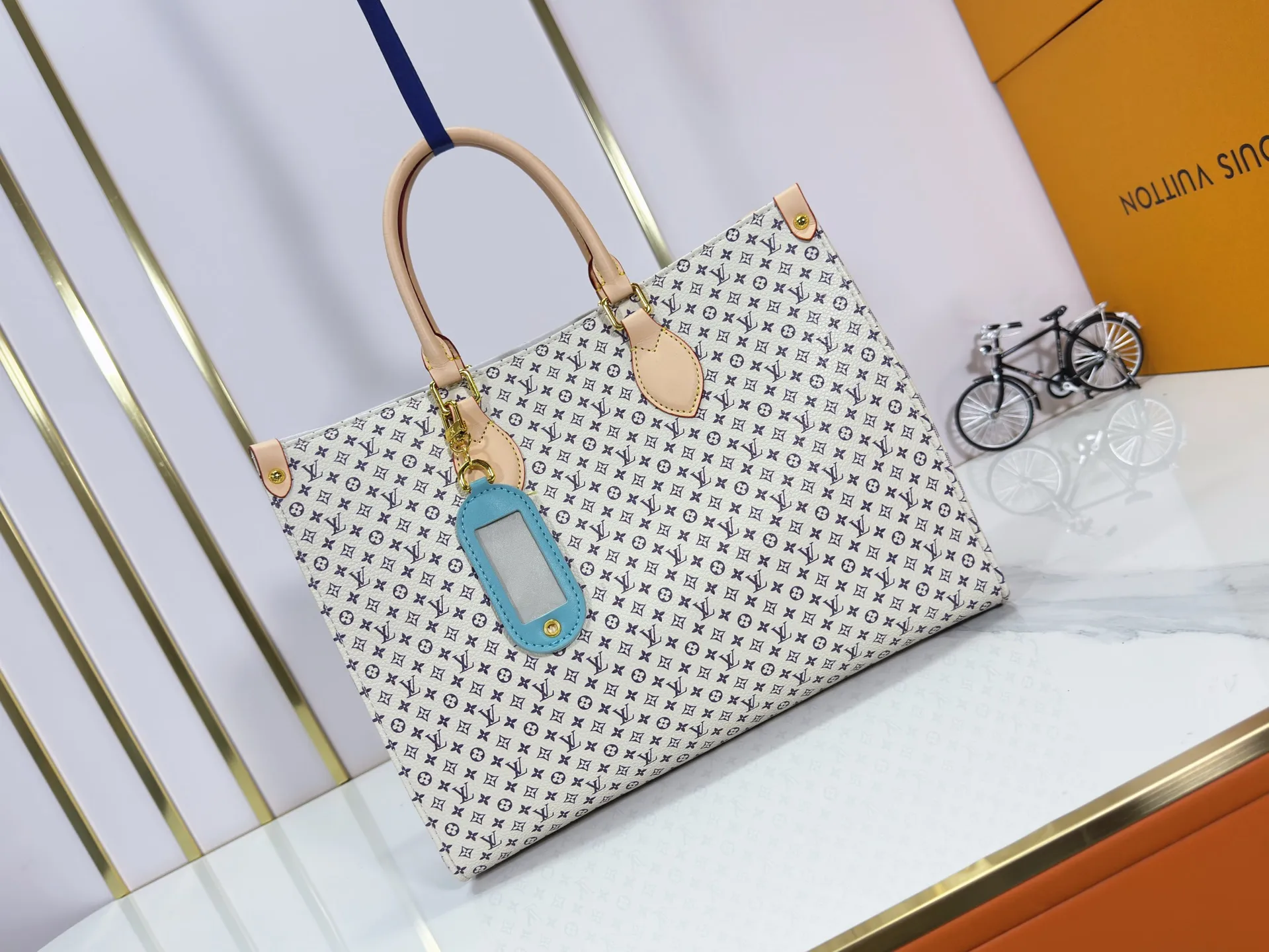 P260 Upgraded original M13158 M45039 M45321 M44571 This Onthego medium handbag is decorated with classic Monogram canvas and Monogram Reverse canvas on both sides, showing different styles at will. Toron's dual handles and shoulder strap allow for a variety of carrying options. Dimensions: 34.0 x 26.0 x 13.0 cm (length x height x width)