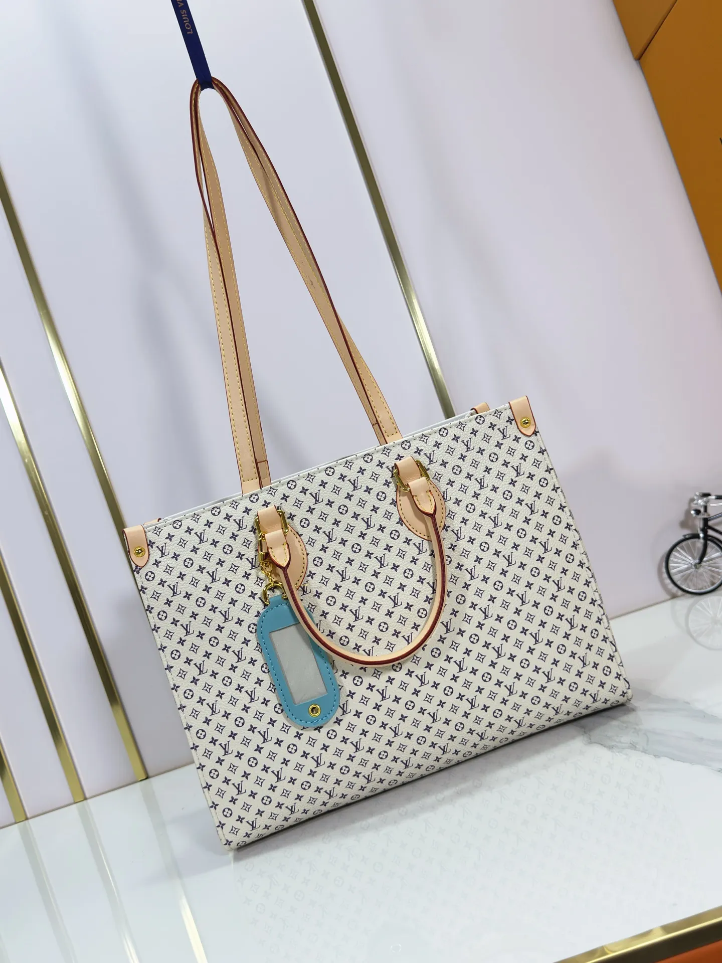 P260 Upgraded original M13158 M45039 M45321 M44571 This Onthego medium handbag is decorated with classic Monogram canvas and Monogram Reverse canvas on both sides, showing different styles at will. Toron's dual handles and shoulder strap allow for a variety of carrying options. Dimensions: 34.0 x 26.0 x 13.0 cm (length x height x width)