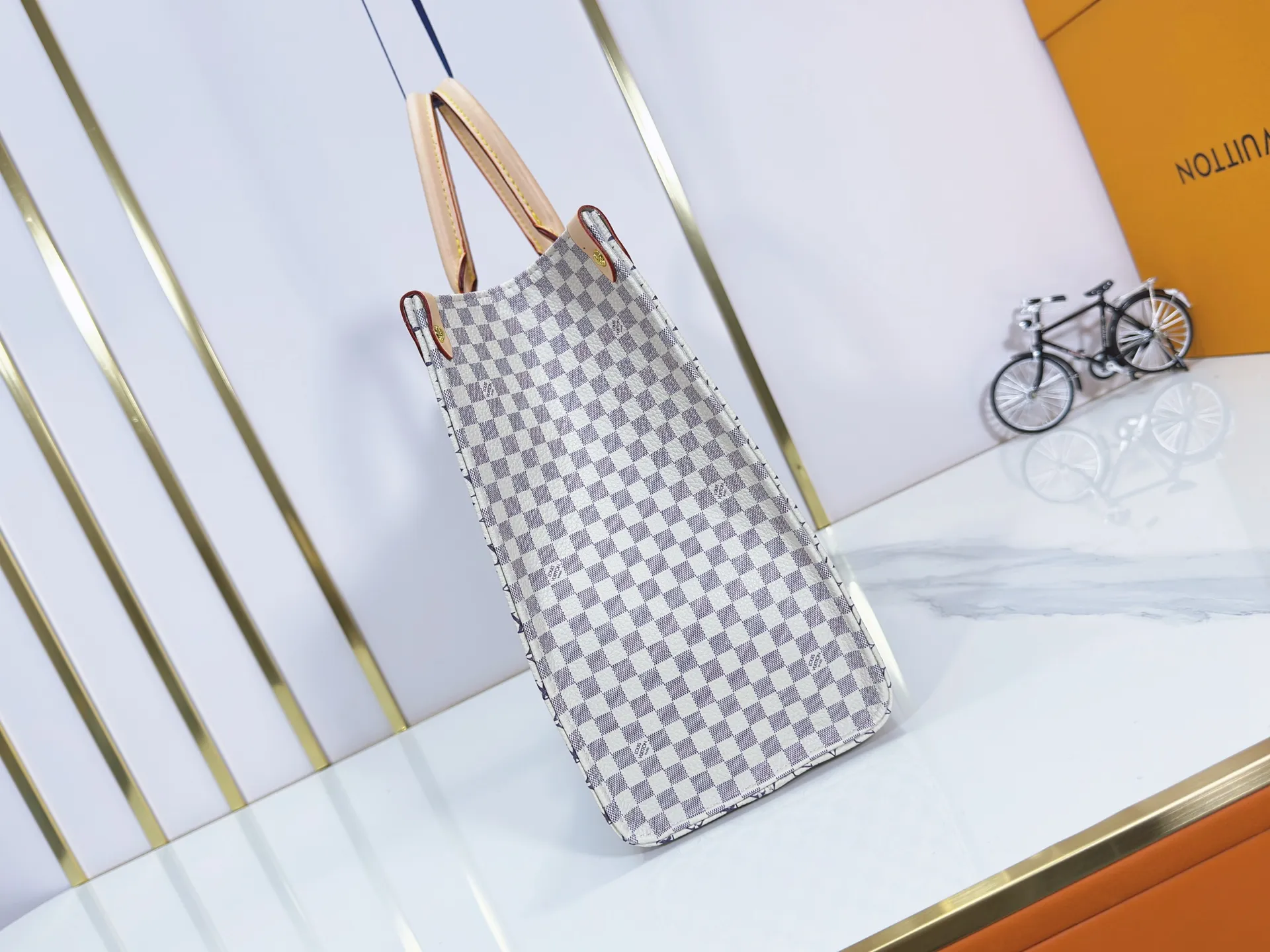 P260 Upgraded original M13158 M45039 M45321 M44571 This Onthego medium handbag is decorated with classic Monogram canvas and Monogram Reverse canvas on both sides, showing different styles at will. Toron's dual handles and shoulder strap allow for a variety of carrying options. Dimensions: 34.0 x 26.0 x 13.0 cm (length x height x width)
