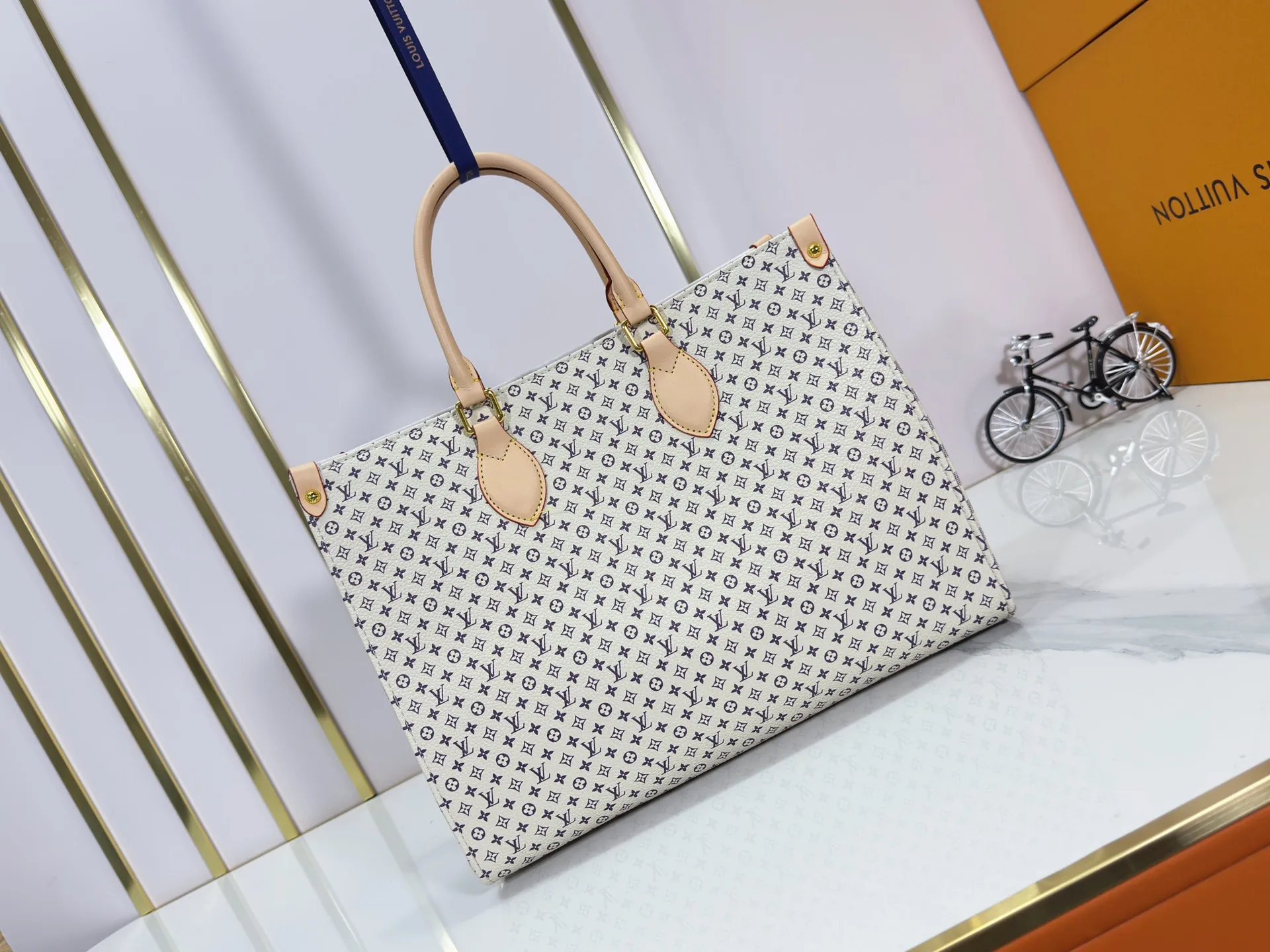 P260 Upgraded original M13158 M45039 M45321 M44571 This Onthego medium handbag is decorated with classic Monogram canvas and Monogram Reverse canvas on both sides, showing different styles at will. Toron's dual handles and shoulder strap allow for a variety of carrying options. Dimensions: 34.0 x 26.0 x 13.0 cm (length x height x width)