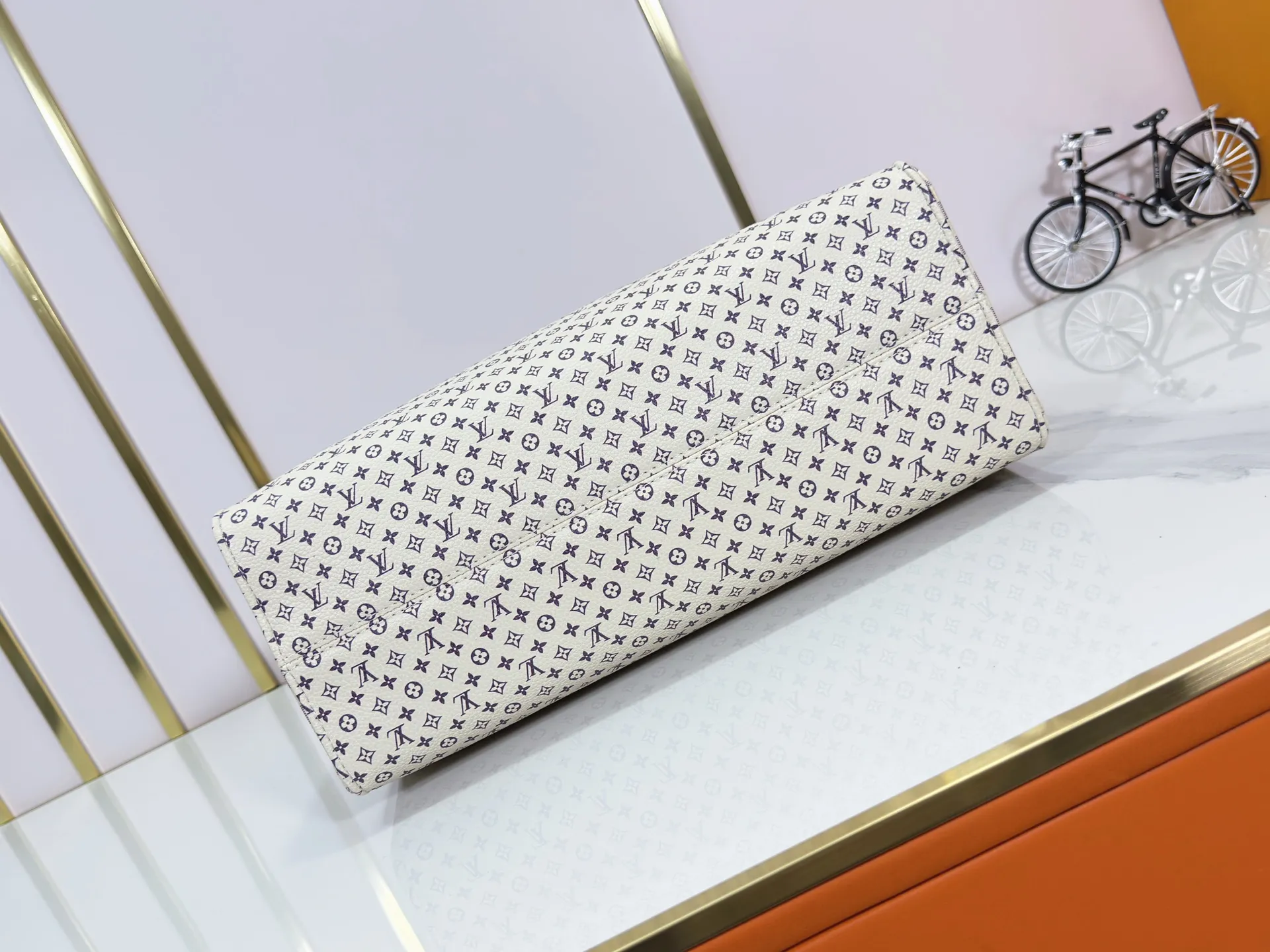 P260 Upgraded original M13158 M45039 M45321 M44571 This Onthego medium handbag is decorated with classic Monogram canvas and Monogram Reverse canvas on both sides, showing different styles at will. Toron's dual handles and shoulder strap allow for a variety of carrying options. Dimensions: 34.0 x 26.0 x 13.0 cm (length x height x width)