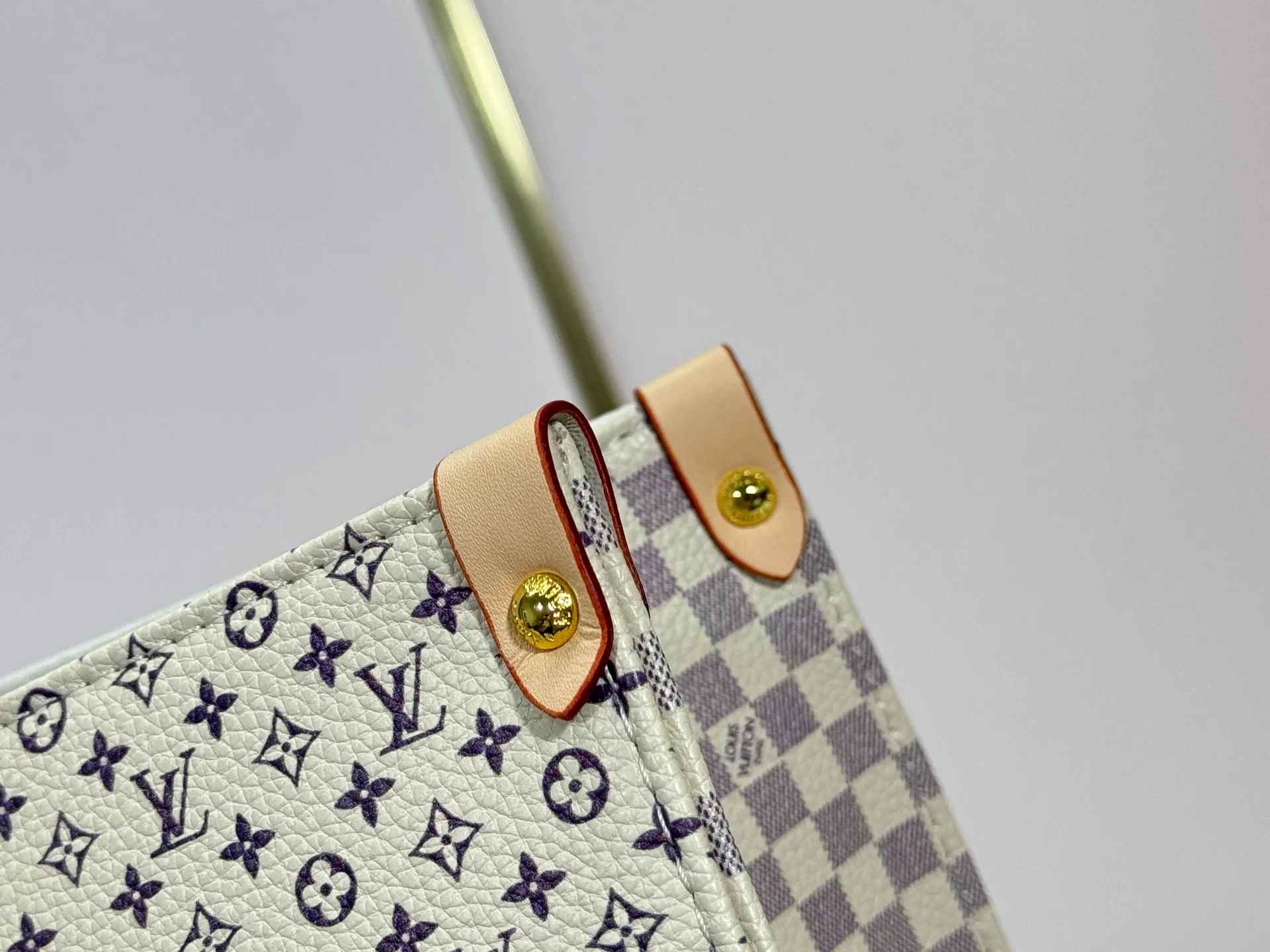 P260 Upgraded original M13158 M45039 M45321 M44571 This Onthego medium handbag is decorated with classic Monogram canvas and Monogram Reverse canvas on both sides, showing different styles at will. Toron's dual handles and shoulder strap allow for a variety of carrying options. Dimensions: 34.0 x 26.0 x 13.0 cm (length x height x width)