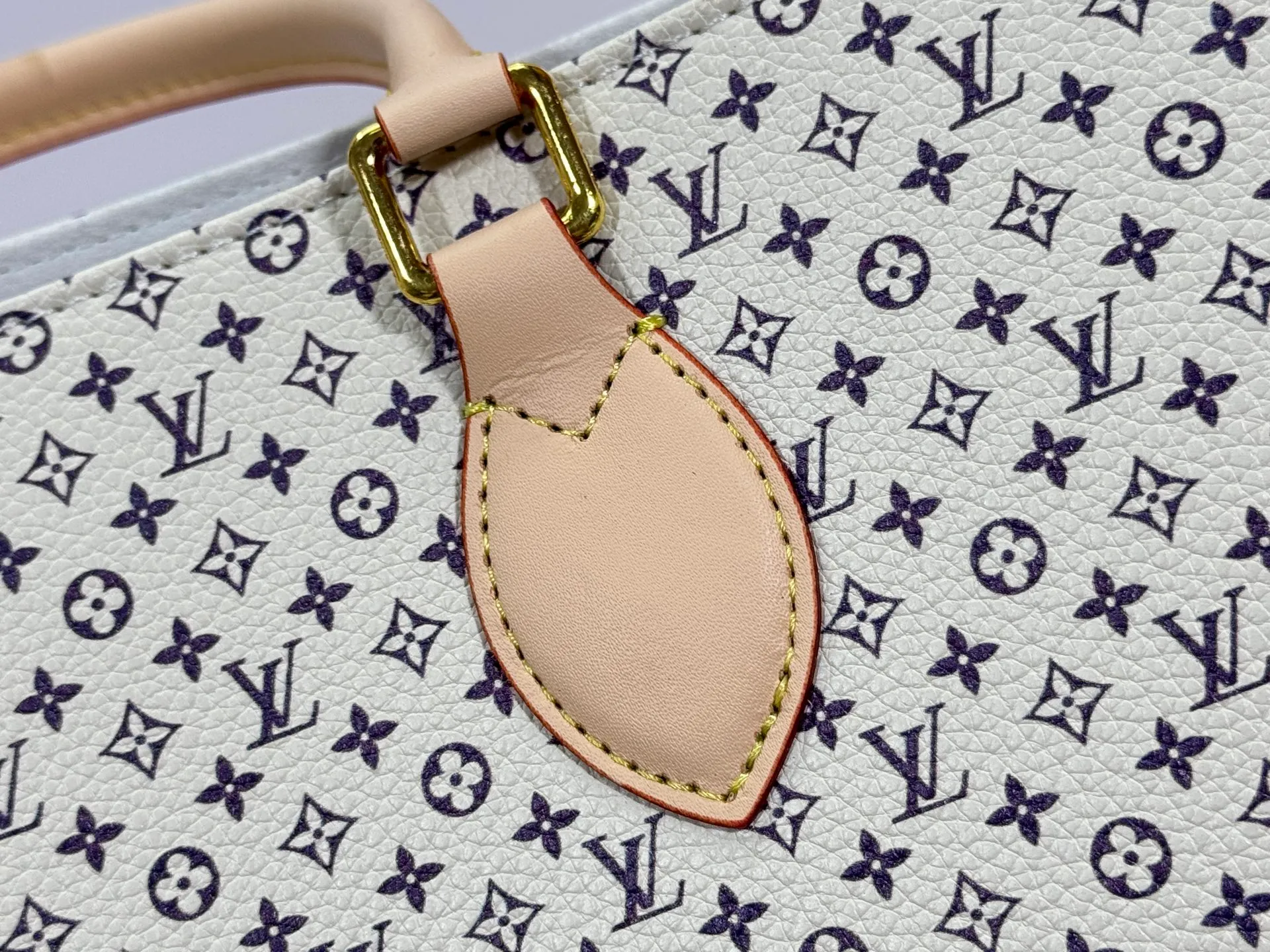 P260 Upgraded original M13158 M45039 M45321 M44571 This Onthego medium handbag is decorated with classic Monogram canvas and Monogram Reverse canvas on both sides, showing different styles at will. Toron's dual handles and shoulder strap allow for a variety of carrying options. Dimensions: 34.0 x 26.0 x 13.0 cm (length x height x width)