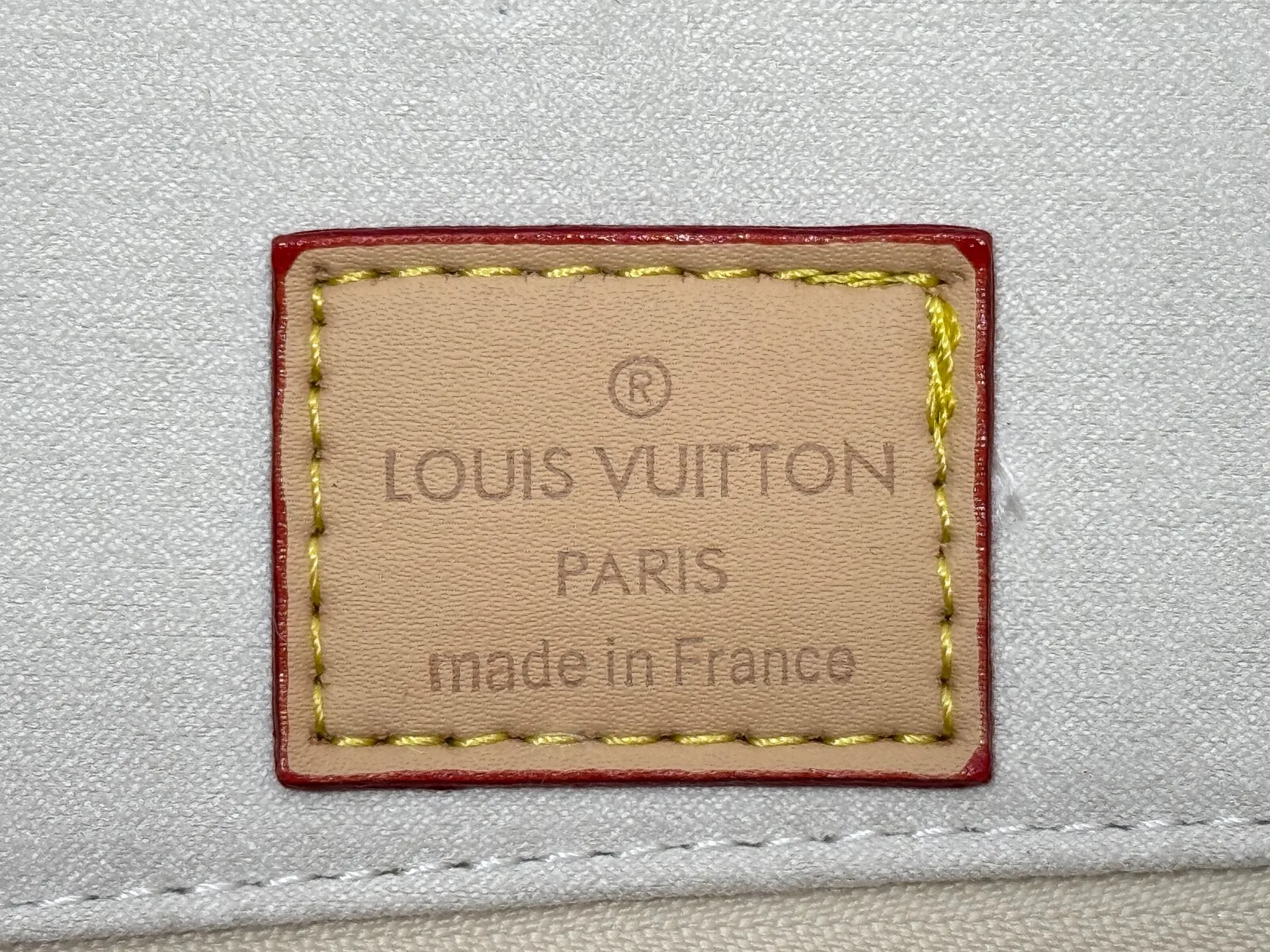 P260 Upgraded original M13158 M45039 M45321 M44571 This Onthego medium handbag is decorated with classic Monogram canvas and Monogram Reverse canvas on both sides, showing different styles at will. Toron's dual handles and shoulder strap allow for a variety of carrying options. Dimensions: 34.0 x 26.0 x 13.0 cm (length x height x width)