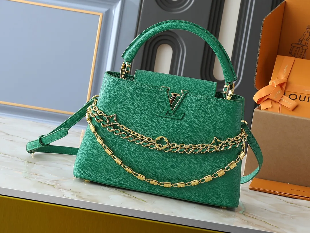 💰440💰Guangzhou goods Upgraded original M12345 M12346 M12279 M11908 M11906 This Capucines BB handbag is from the Trilogy series, using Taurillon cow leather and dazzling metal parts to convey elegant style. The gorgeous chain is embellished with a mini padlock and an enamel Monogram flower. The flap can be placed externally or internally to open multiple pockets. The sophisticated design allows for a variety of carrying experiences. Dimensions: 31.05 x 20.0 x 11.0 cm (length x height x width)