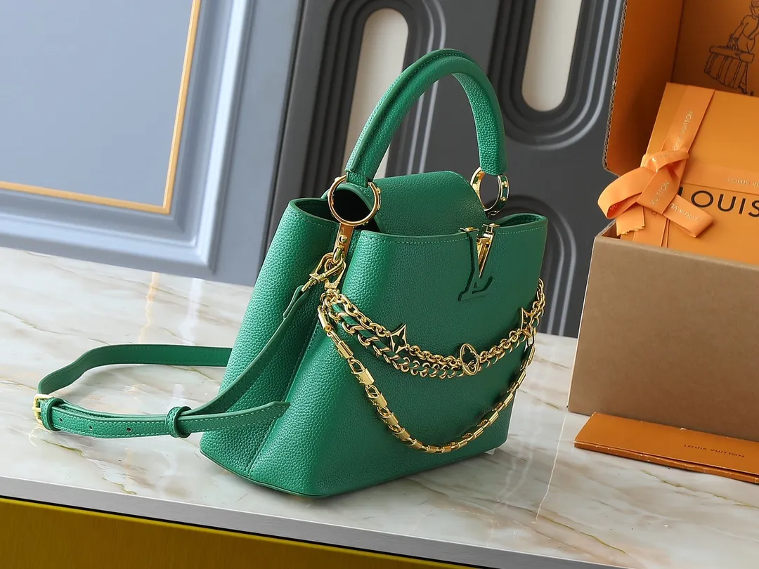 💰440💰Guangzhou goods Upgraded original M12345 M12346 M12279 M11908 M11906 This Capucines BB handbag is from the Trilogy series, using Taurillon cow leather and dazzling metal parts to convey elegant style. The gorgeous chain is embellished with a mini padlock and an enamel Monogram flower. The flap can be placed externally or internally to open multiple pockets. The sophisticated design allows for a variety of carrying experiences. Dimensions: 31.05 x 20.0 x 11.0 cm (length x height x width)
