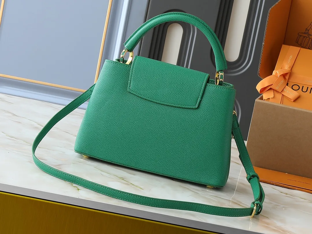 💰440💰Guangzhou goods Upgraded original M12345 M12346 M12279 M11908 M11906 This Capucines BB handbag is from the Trilogy series, using Taurillon cow leather and dazzling metal parts to convey elegant style. The gorgeous chain is embellished with a mini padlock and an enamel Monogram flower. The flap can be placed externally or internally to open multiple pockets. The sophisticated design allows for a variety of carrying experiences. Dimensions: 31.05 x 20.0 x 11.0 cm (length x height x width)