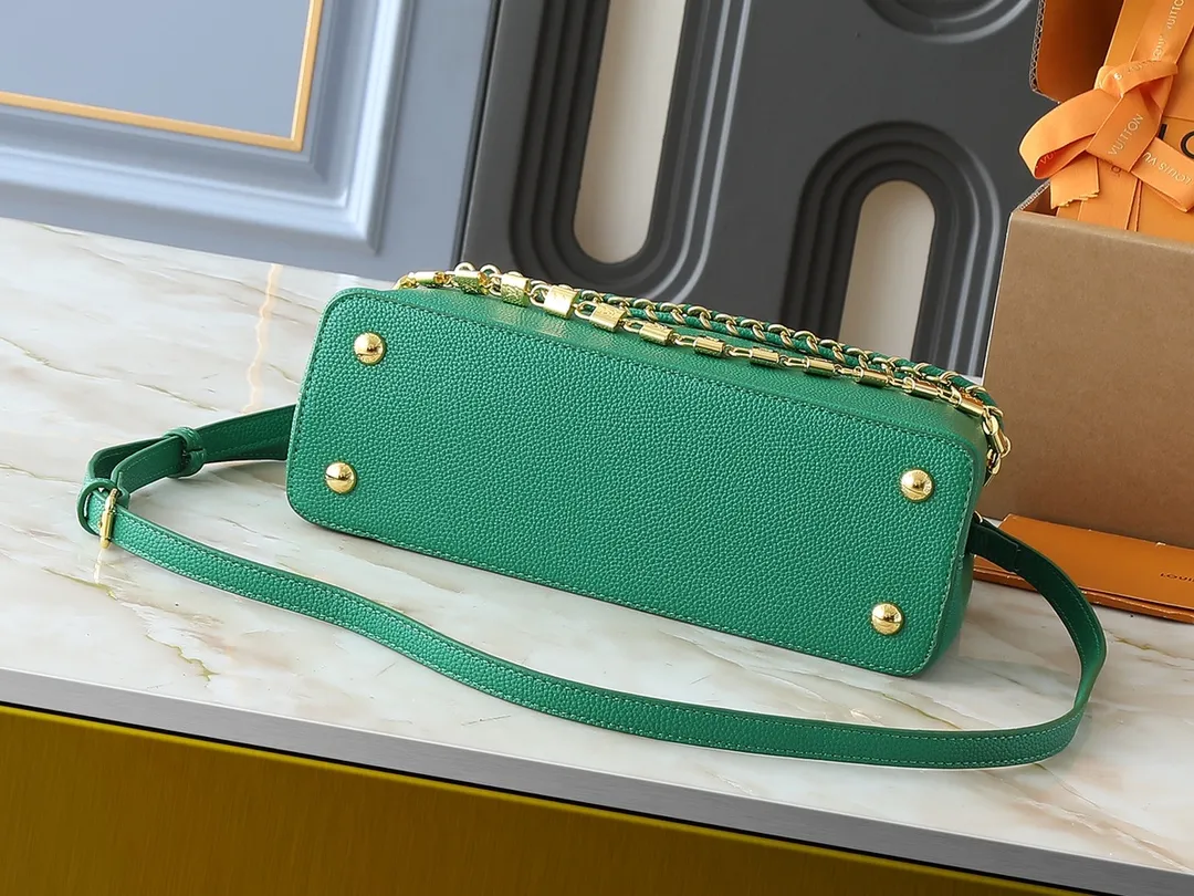 💰440💰Guangzhou goods Upgraded original M12345 M12346 M12279 M11908 M11906 This Capucines BB handbag is from the Trilogy series, using Taurillon cow leather and dazzling metal parts to convey elegant style. The gorgeous chain is embellished with a mini padlock and an enamel Monogram flower. The flap can be placed externally or internally to open multiple pockets. The sophisticated design allows for a variety of carrying experiences. Dimensions: 31.05 x 20.0 x 11.0 cm (length x height x width)