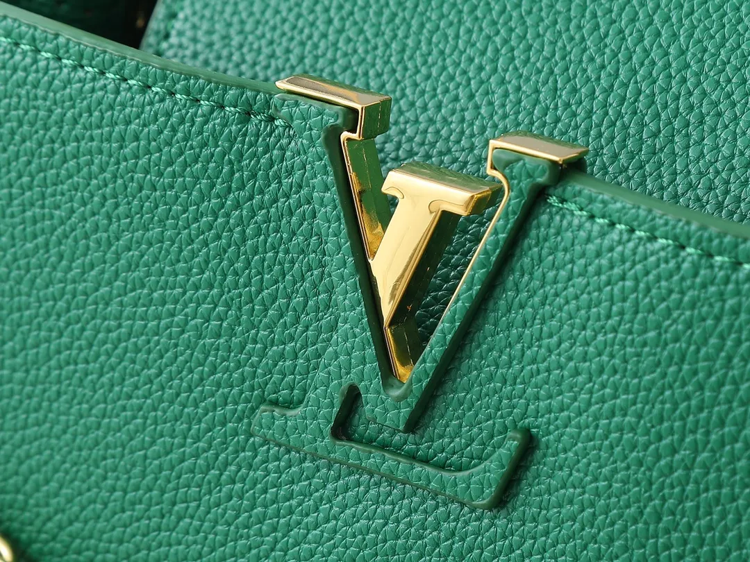 💰440💰Guangzhou goods Upgraded original M12345 M12346 M12279 M11908 M11906 This Capucines BB handbag is from the Trilogy series, using Taurillon cow leather and dazzling metal parts to convey elegant style. The gorgeous chain is embellished with a mini padlock and an enamel Monogram flower. The flap can be placed externally or internally to open multiple pockets. The sophisticated design allows for a variety of carrying experiences. Dimensions: 31.05 x 20.0 x 11.0 cm (length x height x width)