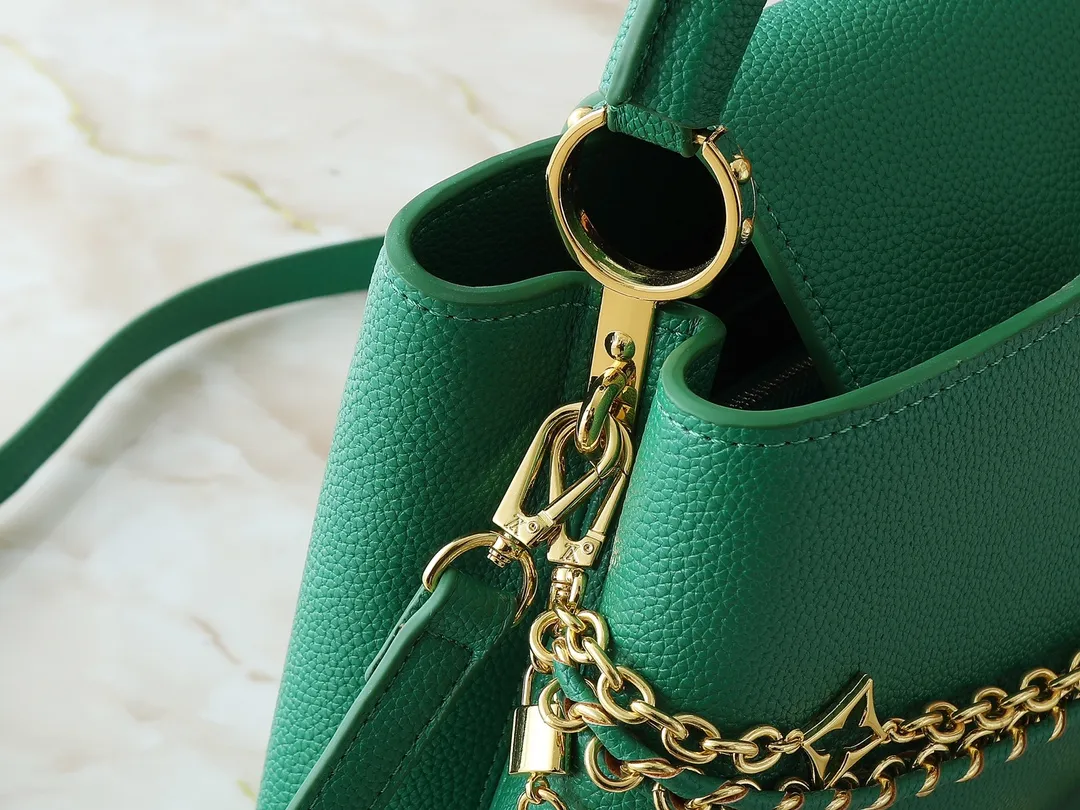 💰440💰Guangzhou goods Upgraded original M12345 M12346 M12279 M11908 M11906 This Capucines BB handbag is from the Trilogy series, using Taurillon cow leather and dazzling metal parts to convey elegant style. The gorgeous chain is embellished with a mini padlock and an enamel Monogram flower. The flap can be placed externally or internally to open multiple pockets. The sophisticated design allows for a variety of carrying experiences. Dimensions: 31.05 x 20.0 x 11.0 cm (length x height x width)