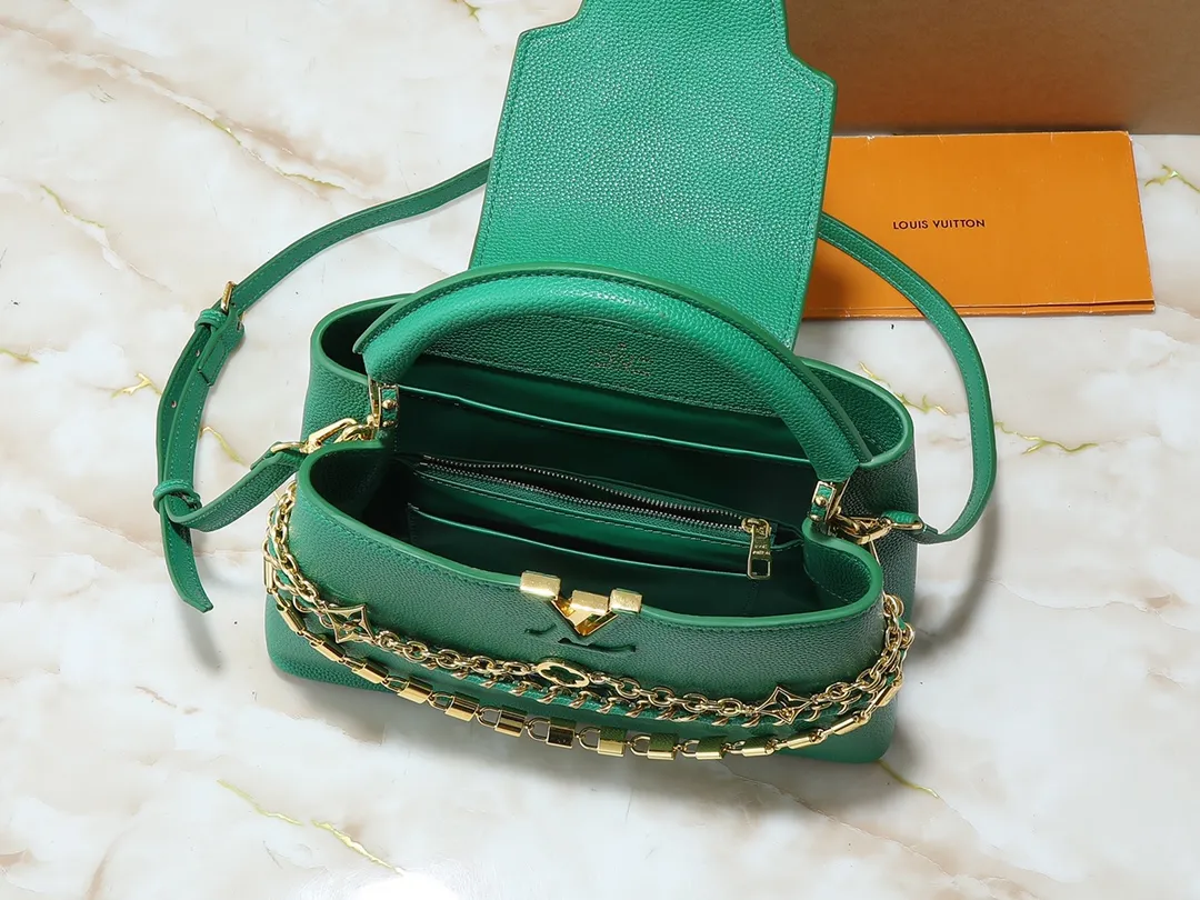 💰440💰Guangzhou goods Upgraded original M12345 M12346 M12279 M11908 M11906 This Capucines BB handbag is from the Trilogy series, using Taurillon cow leather and dazzling metal parts to convey elegant style. The gorgeous chain is embellished with a mini padlock and an enamel Monogram flower. The flap can be placed externally or internally to open multiple pockets. The sophisticated design allows for a variety of carrying experiences. Dimensions: 31.05 x 20.0 x 11.0 cm (length x height x width)