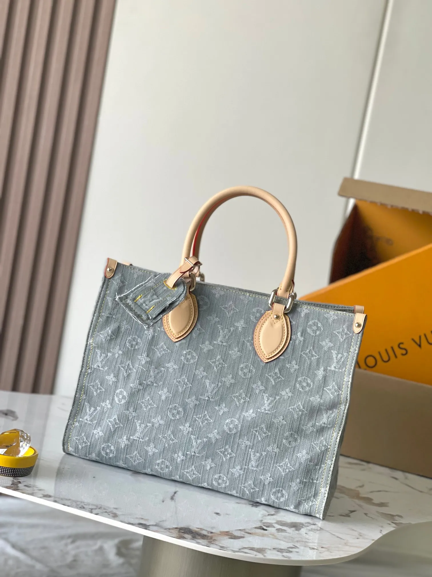 p1840 [Special grade MB163c chip version original leather] This Onthego MM handbag Model: M13189 Material: A-grade all-steel hardware, imported original canvas Packing: Full set of original duty-free MB packaging Size: 35x27x14 cm