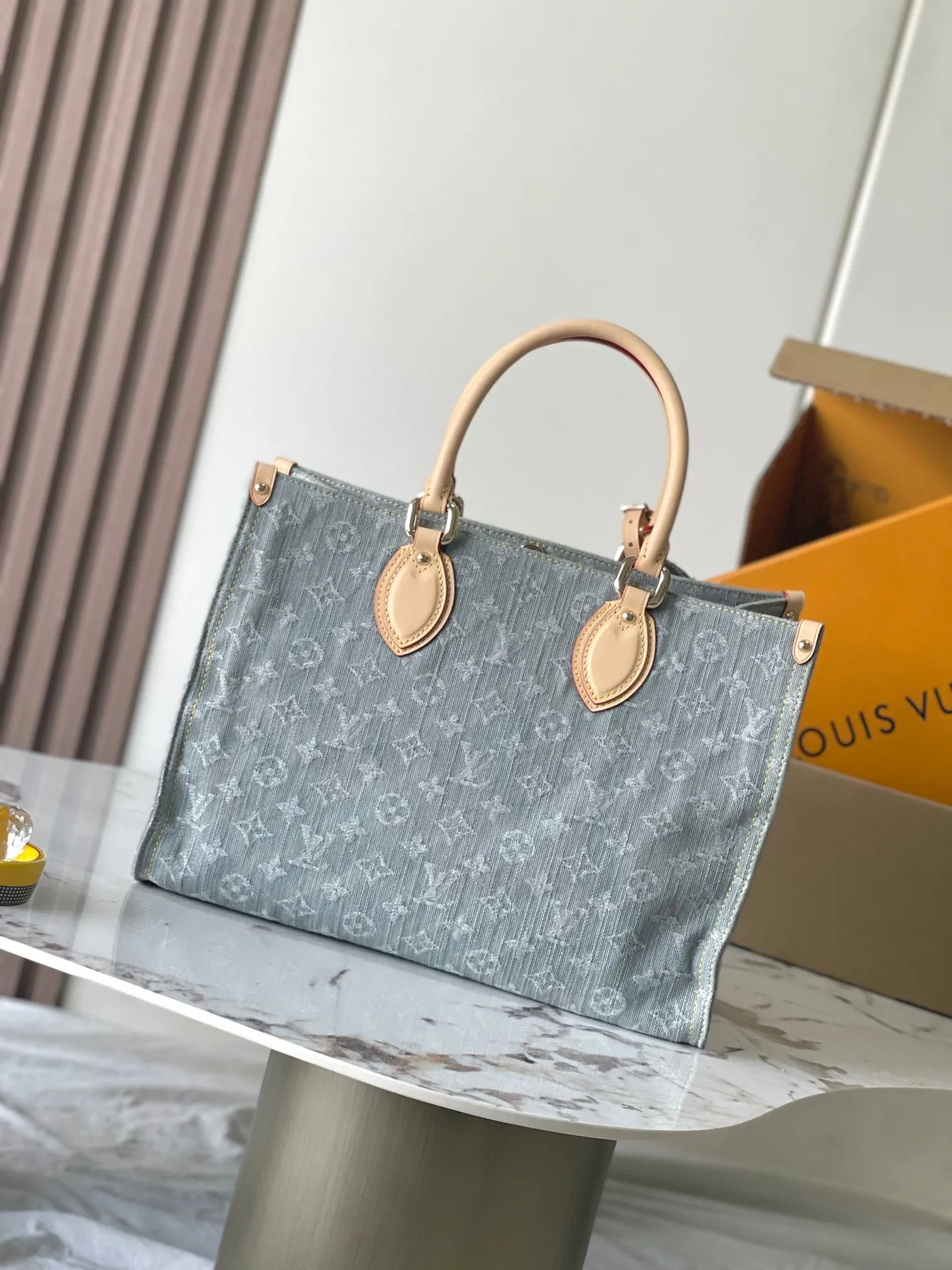 p1840 [Special grade MB163c chip version original leather] This Onthego MM handbag Model: M13189 Material: A-grade all-steel hardware, imported original canvas Packing: Full set of original duty-free MB packaging Size: 35x27x14 cm