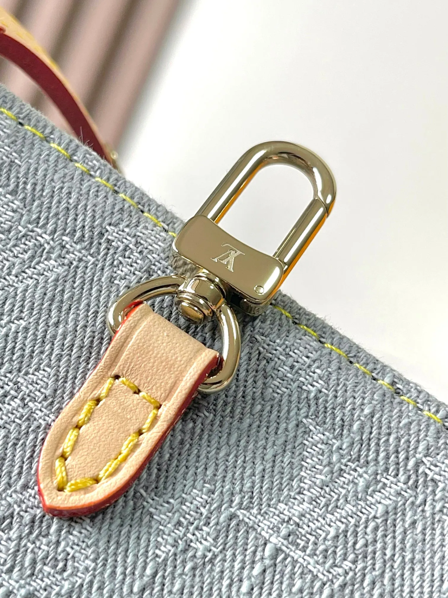 p1840 [Special grade MB163c chip version original leather] This Onthego MM handbag Model: M13189 Material: A-grade all-steel hardware, imported original canvas Packing: Full set of original duty-free MB packaging Size: 35x27x14 cm
