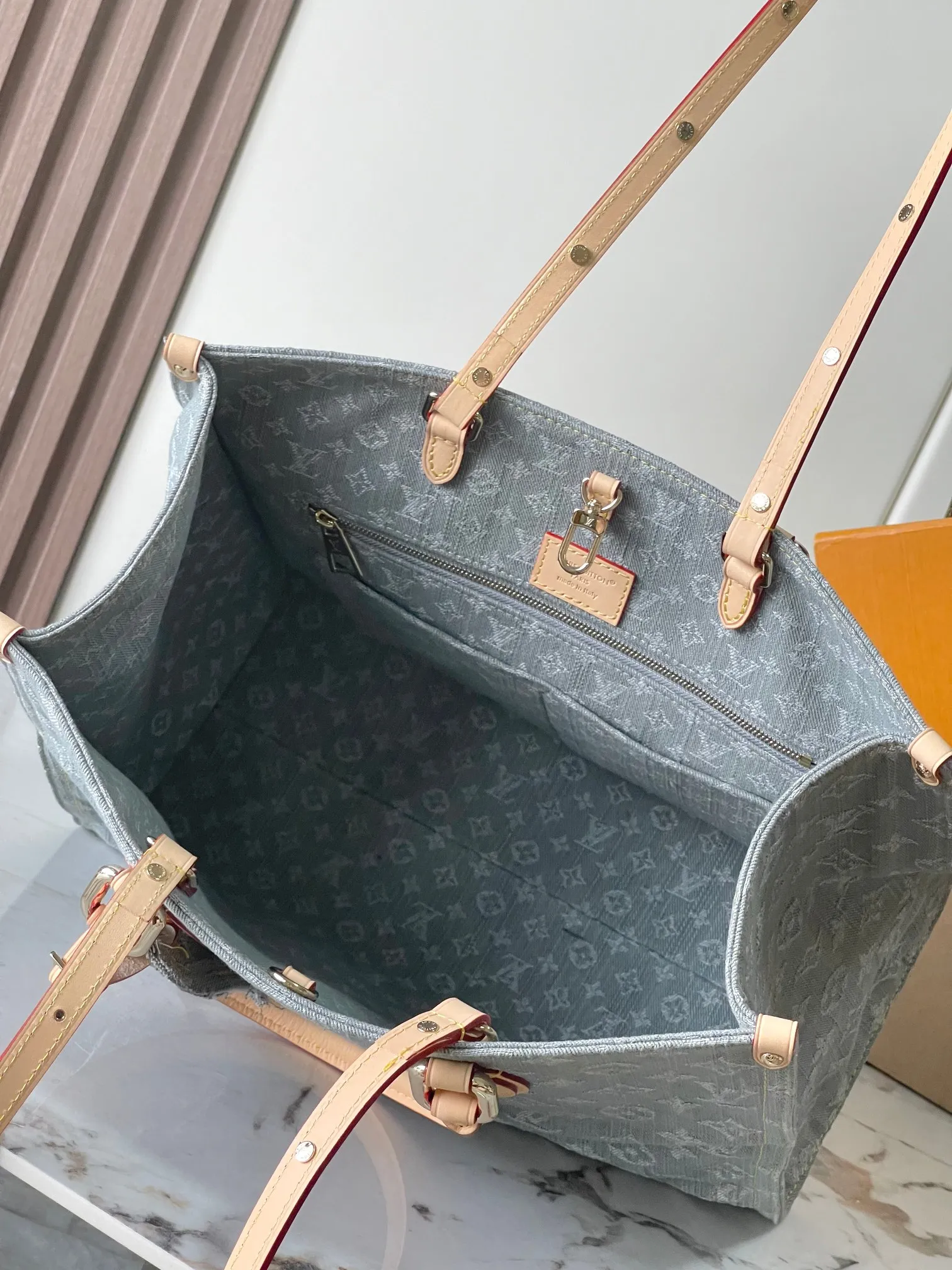 p1840 [Special grade MB163c chip version original leather] This Onthego MM handbag Model: M13189 Material: A-grade all-steel hardware, imported original canvas Packing: Full set of original duty-free MB packaging Size: 35x27x14 cm