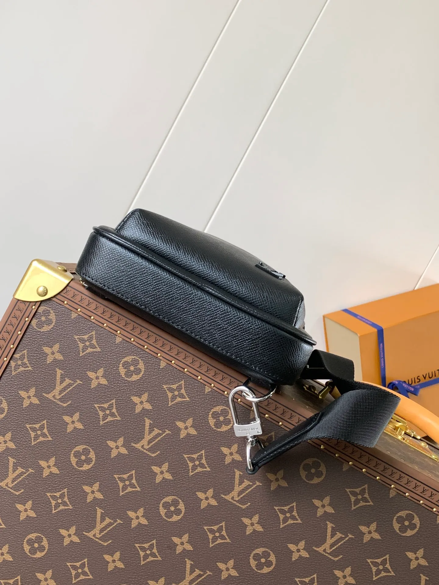 💰980 (top-grain leather) top-quality original transcoding chip, model number: 30863 black cross pattern] This Avenue shoulder bag is made of Damier Graphite canvas, with a Louis Vuitton Paris logo leather patch on the front outer pocket. The adjustable nylon shoulder straps can be fixed on the left and right sides with D-rings, while the canvas straps and lining are sustainable. Damier Graphite coated canvas - Calfskin trim - Textile lining - Square hardware on the front - Main compartment - Zip front pocket - Small top zip pocket - Shoulder strap, non-detachable, adjustable! ! ;Size:20x31x7CM