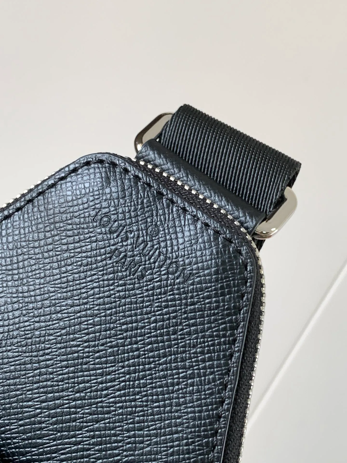 💰980 (top-grain leather) top-quality original transcoding chip, model number: 30863 black cross pattern] This Avenue shoulder bag is made of Damier Graphite canvas, with a Louis Vuitton Paris logo leather patch on the front outer pocket. The adjustable nylon shoulder straps can be fixed on the left and right sides with D-rings, while the canvas straps and lining are sustainable. Damier Graphite coated canvas - Calfskin trim - Textile lining - Square hardware on the front - Main compartment - Zip front pocket - Small top zip pocket - Shoulder strap, non-detachable, adjustable! ! ;Size:20x31x7CM