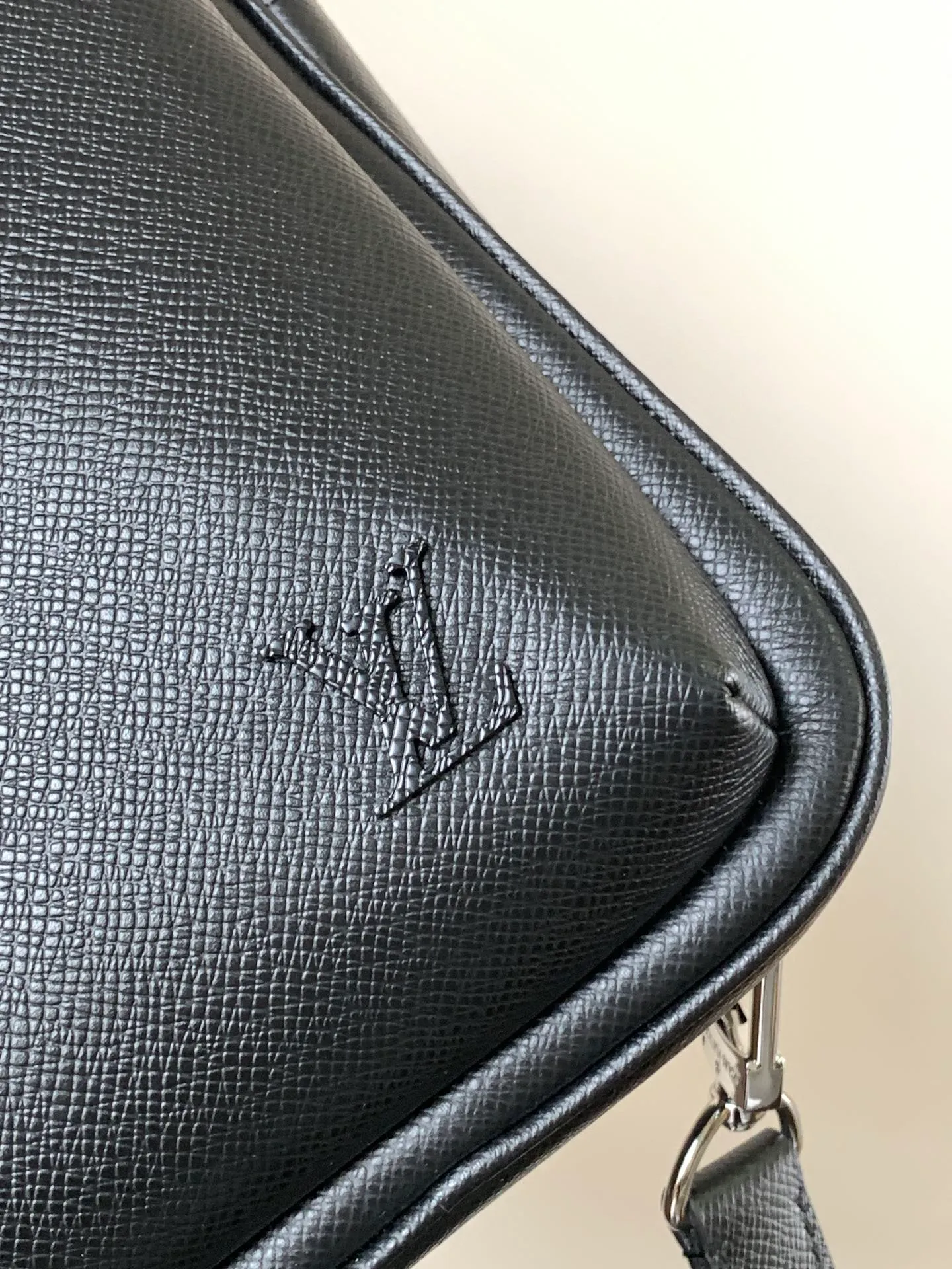 💰980 (top-grain leather) top-quality original transcoding chip, model number: 30863 black cross pattern] This Avenue shoulder bag is made of Damier Graphite canvas, with a Louis Vuitton Paris logo leather patch on the front outer pocket. The adjustable nylon shoulder straps can be fixed on the left and right sides with D-rings, while the canvas straps and lining are sustainable. Damier Graphite coated canvas - Calfskin trim - Textile lining - Square hardware on the front - Main compartment - Zip front pocket - Small top zip pocket - Shoulder strap, non-detachable, adjustable! ! ;Size:20x31x7CM