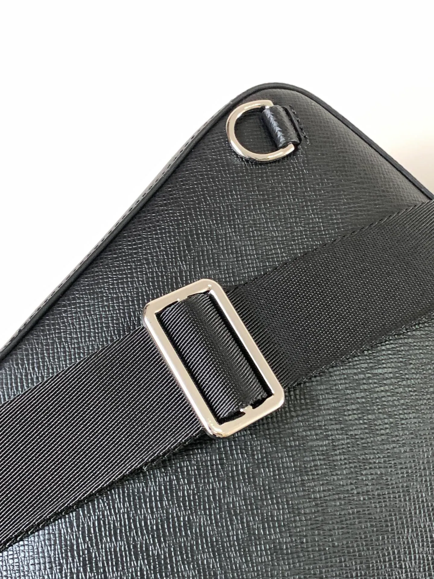 💰980 (top-grain leather) top-quality original transcoding chip, model number: 30863 black cross pattern] This Avenue shoulder bag is made of Damier Graphite canvas, with a Louis Vuitton Paris logo leather patch on the front outer pocket. The adjustable nylon shoulder straps can be fixed on the left and right sides with D-rings, while the canvas straps and lining are sustainable. Damier Graphite coated canvas - Calfskin trim - Textile lining - Square hardware on the front - Main compartment - Zip front pocket - Small top zip pocket - Shoulder strap, non-detachable, adjustable! ! ;Size:20x31x7CM