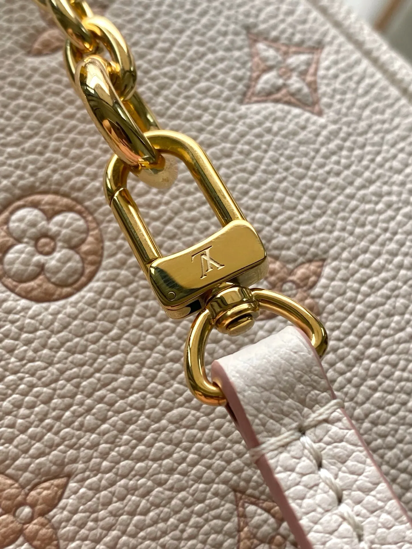 💰1080 (first-grain leather) top-quality original item M13656 This NanoNoe backpack is a leather bag dip-dyed with dual tones, which can easily brighten up day and night looks. The elegant Monogram pattern is matched with contrasting edges, which complements the dazzling chain. Plenty of space to store daily necessities such as mobile phones, lipstick, and short wallets. Dimensions: 19 × 15 × 10 cm