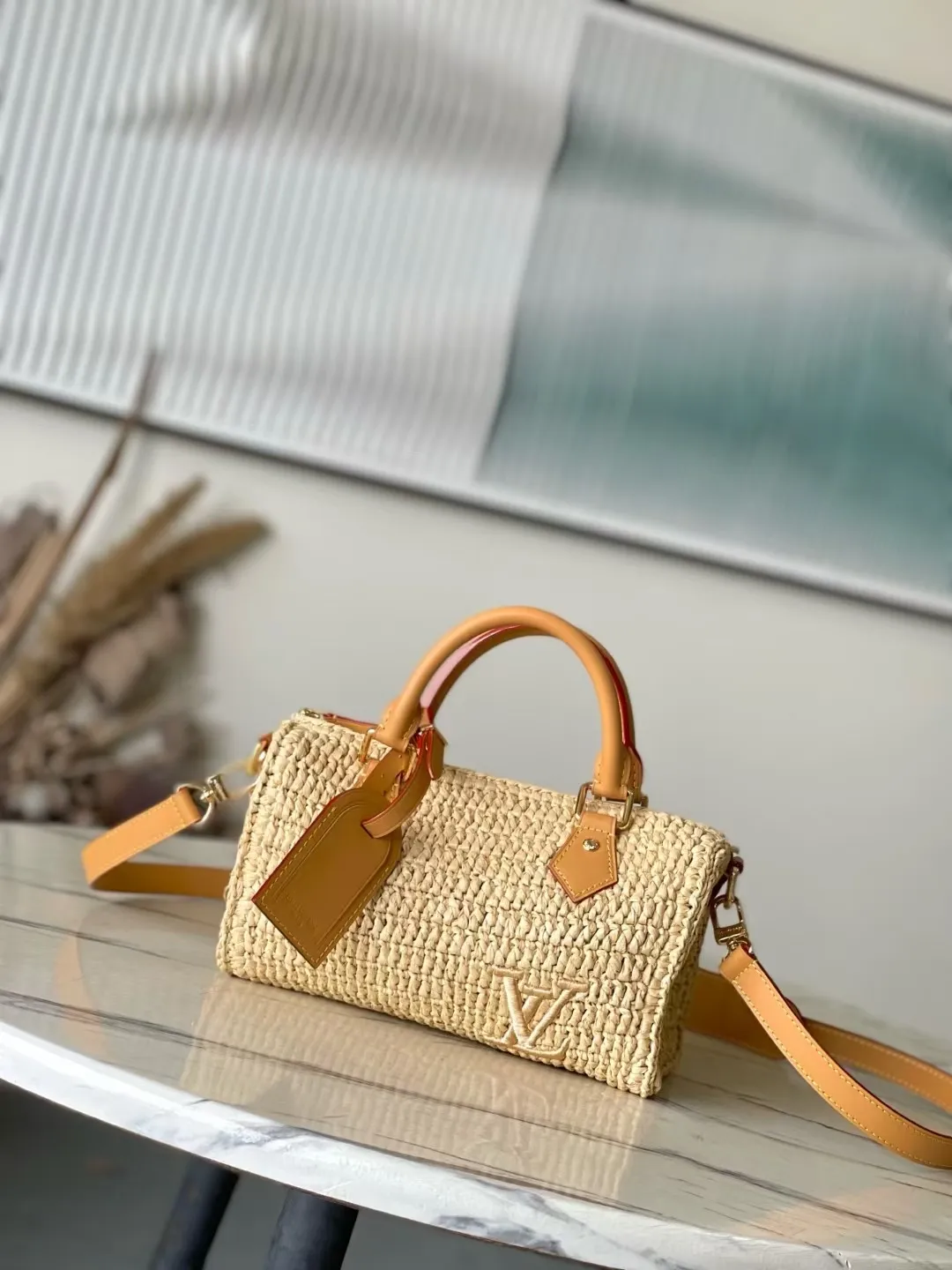 💰1460 Top original order M14456 No. This Speedy 25 Bandouliere handbag is made of raffia. It uses exquisite craftsmanship to give each finished product a unique style, and then uses distressed cow leather to add a retro charm. The LV lettering is embroidered in a corner of the front, and the top handle and detachable and adjustable shoulder strap allow for flexible carrying. Dimensions: 25 × 15 × 11 cm