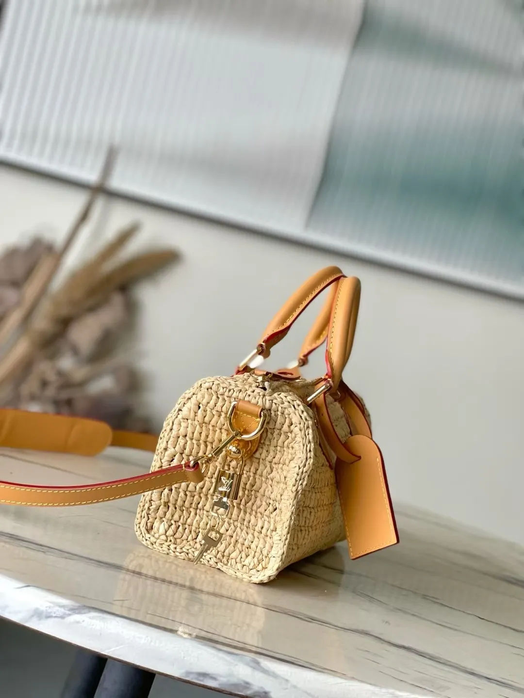 💰1460 Top original order M14456 No. This Speedy 25 Bandouliere handbag is made of raffia. It uses exquisite craftsmanship to give each finished product a unique style, and then uses distressed cow leather to add a retro charm. The LV lettering is embroidered in a corner of the front, and the top handle and detachable and adjustable shoulder strap allow for flexible carrying. Dimensions: 25 × 15 × 11 cm