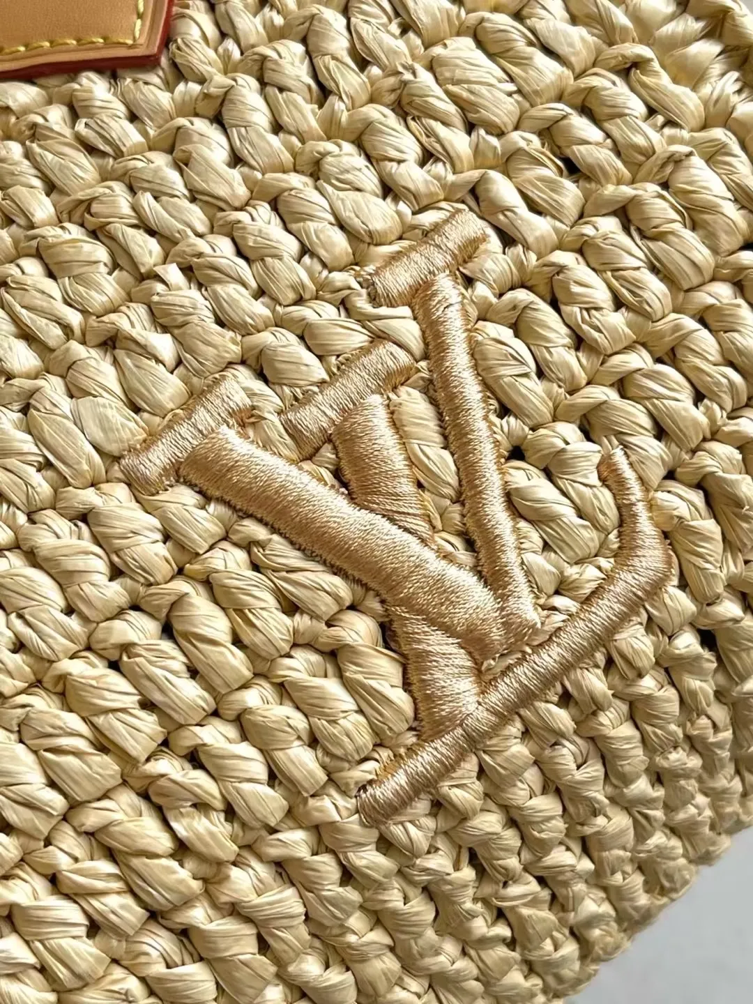 💰1460 Top original order M14456 No. This Speedy 25 Bandouliere handbag is made of raffia. It uses exquisite craftsmanship to give each finished product a unique style, and then uses distressed cow leather to add a retro charm. The LV lettering is embroidered in a corner of the front, and the top handle and detachable and adjustable shoulder strap allow for flexible carrying. Dimensions: 25 × 15 × 11 cm