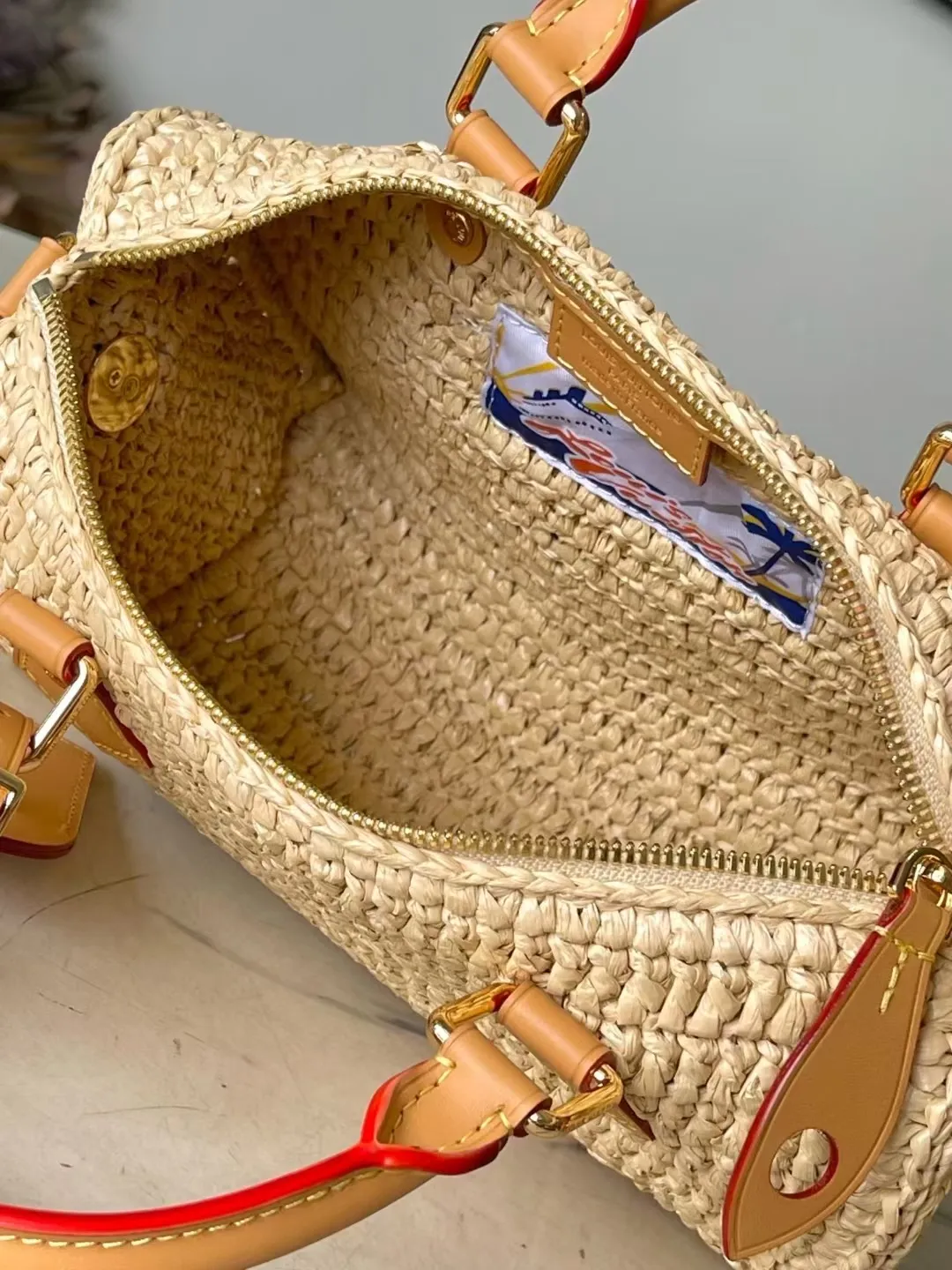 💰1460 Top original order M14456 No. This Speedy 25 Bandouliere handbag is made of raffia. It uses exquisite craftsmanship to give each finished product a unique style, and then uses distressed cow leather to add a retro charm. The LV lettering is embroidered in a corner of the front, and the top handle and detachable and adjustable shoulder strap allow for flexible carrying. Dimensions: 25 × 15 × 11 cm