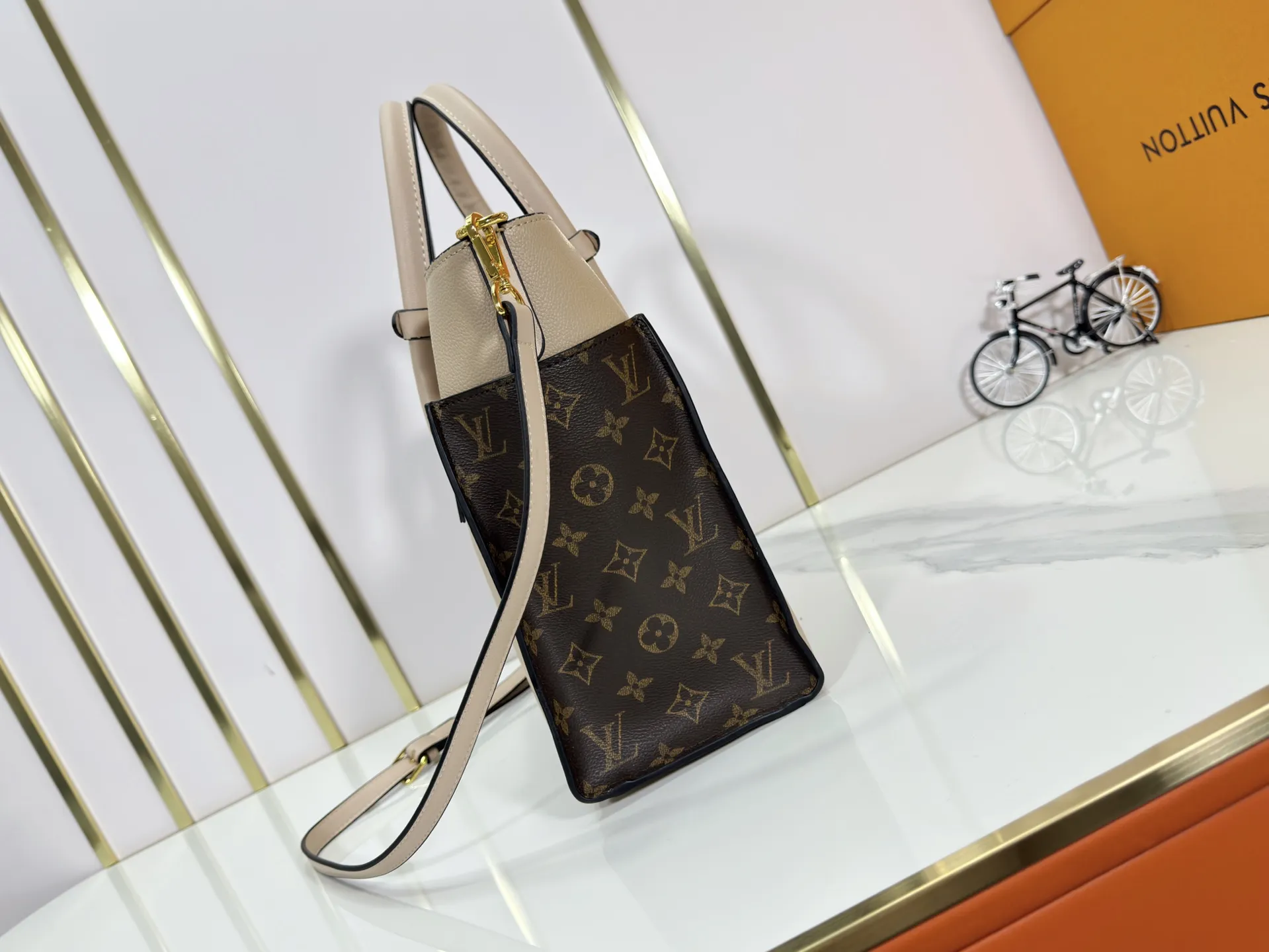 P340 upgraded original M53826 M53825 M53824 M53823On My Side handbag shows the elegant fusion of calfskin and classic Monogram canvas. Contrasting canvas shapes the large outer pocket, creating a trompe l'oeil effect as if two handbags merge into one. Plenty of space can easily accommodate office needs, and the adjustable shoulder strap allows for a cross-body style. Dimensions: 30.5 x 24.5 x 14 cm (Length x Height x Width) - Calfskin and Monogram coated canvas - Cowhide leather trim - Microfiber lining - 2 top handles for hand or elbow carry - Adjustable shoulder strap for shoulder or cross-body wear - Lock closure - 2 outer pockets with magnetic closure - Zip pocket - 1 patch pocket