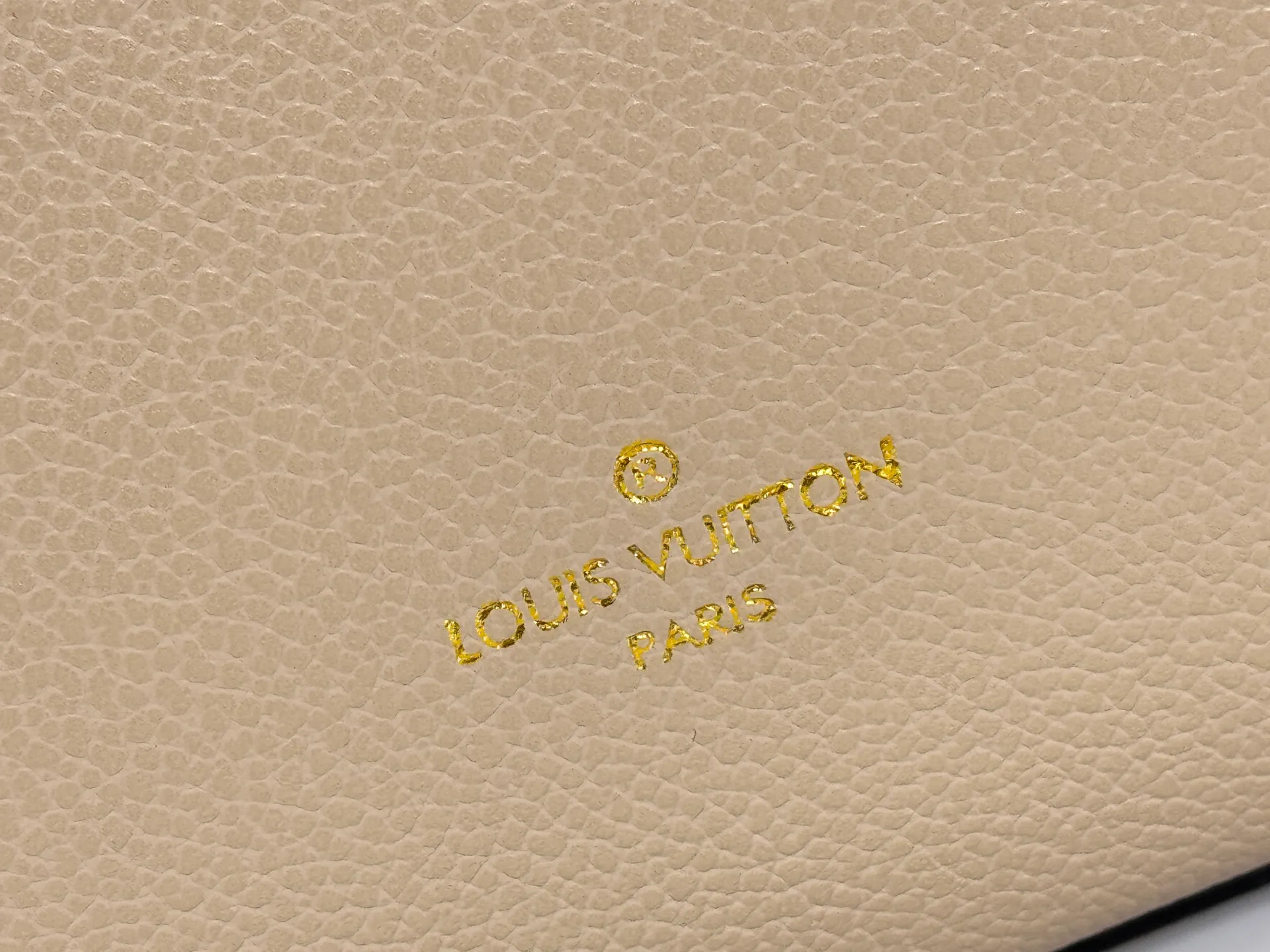 P340 upgraded original M53826 M53825 M53824 M53823On My Side handbag shows the elegant fusion of calfskin and classic Monogram canvas. Contrasting canvas shapes the large outer pocket, creating a trompe l'oeil effect as if two handbags merge into one. Plenty of space can easily accommodate office needs, and the adjustable shoulder strap allows for a cross-body style. Dimensions: 30.5 x 24.5 x 14 cm (Length x Height x Width) - Calfskin and Monogram coated canvas - Cowhide leather trim - Microfiber lining - 2 top handles for hand or elbow carry - Adjustable shoulder strap for shoulder or cross-body wear - Lock closure - 2 outer pockets with magnetic closure - Zip pocket - 1 patch pocket