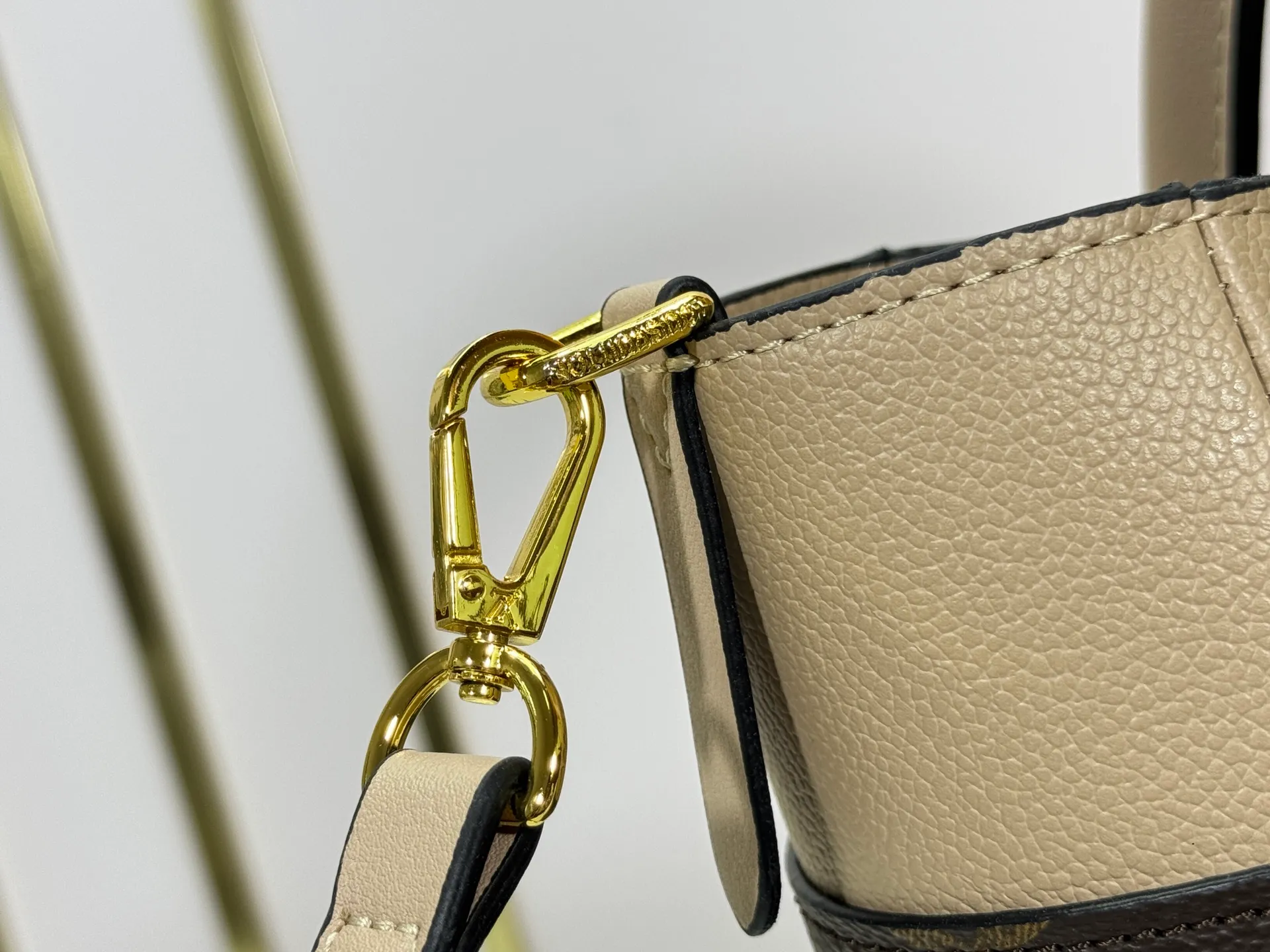 P340 upgraded original M53826 M53825 M53824 M53823On My Side handbag shows the elegant fusion of calfskin and classic Monogram canvas. Contrasting canvas shapes the large outer pocket, creating a trompe l'oeil effect as if two handbags merge into one. Plenty of space can easily accommodate office needs, and the adjustable shoulder strap allows for a cross-body style. Dimensions: 30.5 x 24.5 x 14 cm (Length x Height x Width) - Calfskin and Monogram coated canvas - Cowhide leather trim - Microfiber lining - 2 top handles for hand or elbow carry - Adjustable shoulder strap for shoulder or cross-body wear - Lock closure - 2 outer pockets with magnetic closure - Zip pocket - 1 patch pocket