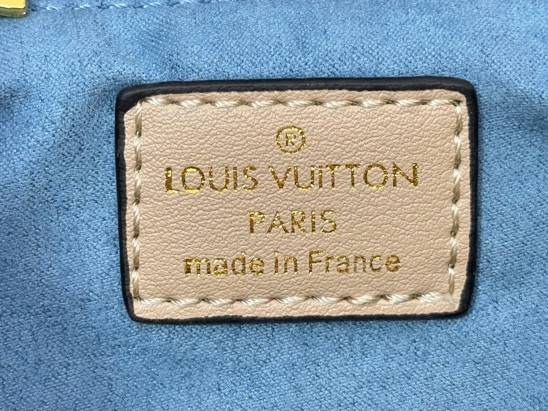 P340 upgraded original M53826 M53825 M53824 M53823On My Side handbag shows the elegant fusion of calfskin and classic Monogram canvas. Contrasting canvas shapes the large outer pocket, creating a trompe l'oeil effect as if two handbags merge into one. Plenty of space can easily accommodate office needs, and the adjustable shoulder strap allows for a cross-body style. Dimensions: 30.5 x 24.5 x 14 cm (Length x Height x Width) - Calfskin and Monogram coated canvas - Cowhide leather trim - Microfiber lining - 2 top handles for hand or elbow carry - Adjustable shoulder strap for shoulder or cross-body wear - Lock closure - 2 outer pockets with magnetic closure - Zip pocket - 1 patch pocket