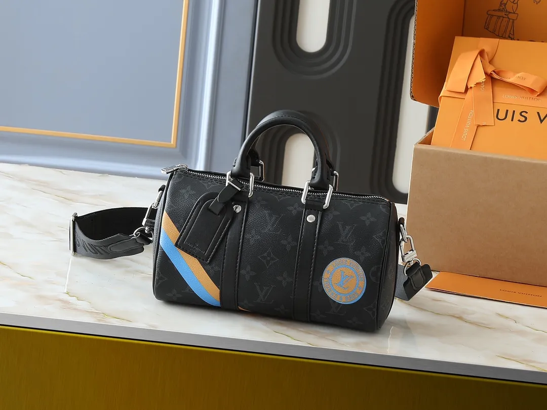 💰240💰Upgraded from the original M14078 M01942 M15076 M24434 M46271 M20900 M46249 This handbag condenses the classic silhouette of the Keepall travel bag. It is made of Monogram embossed Taurillon leather. The compact structure is suitable for storing small items such as mobile phones and wallets. With its clever use of leather handles and detachable shoulder strap, it's easy to carry with you in trendy style. Detailed features Dimensions: 25✘15✘11 cm