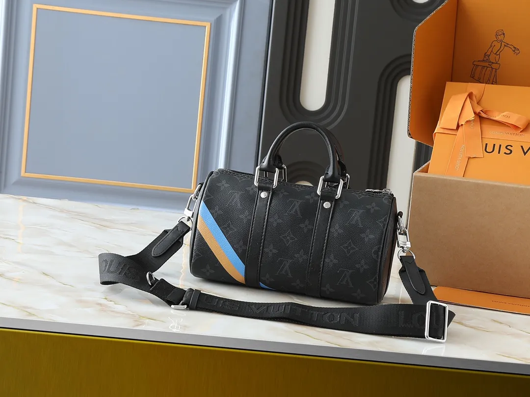 💰240💰Upgraded from the original M14078 M01942 M15076 M24434 M46271 M20900 M46249 This handbag condenses the classic silhouette of the Keepall travel bag. It is made of Monogram embossed Taurillon leather. The compact structure is suitable for storing small items such as mobile phones and wallets. With its clever use of leather handles and detachable shoulder strap, it's easy to carry with you in trendy style. Detailed features Dimensions: 25✘15✘11 cm