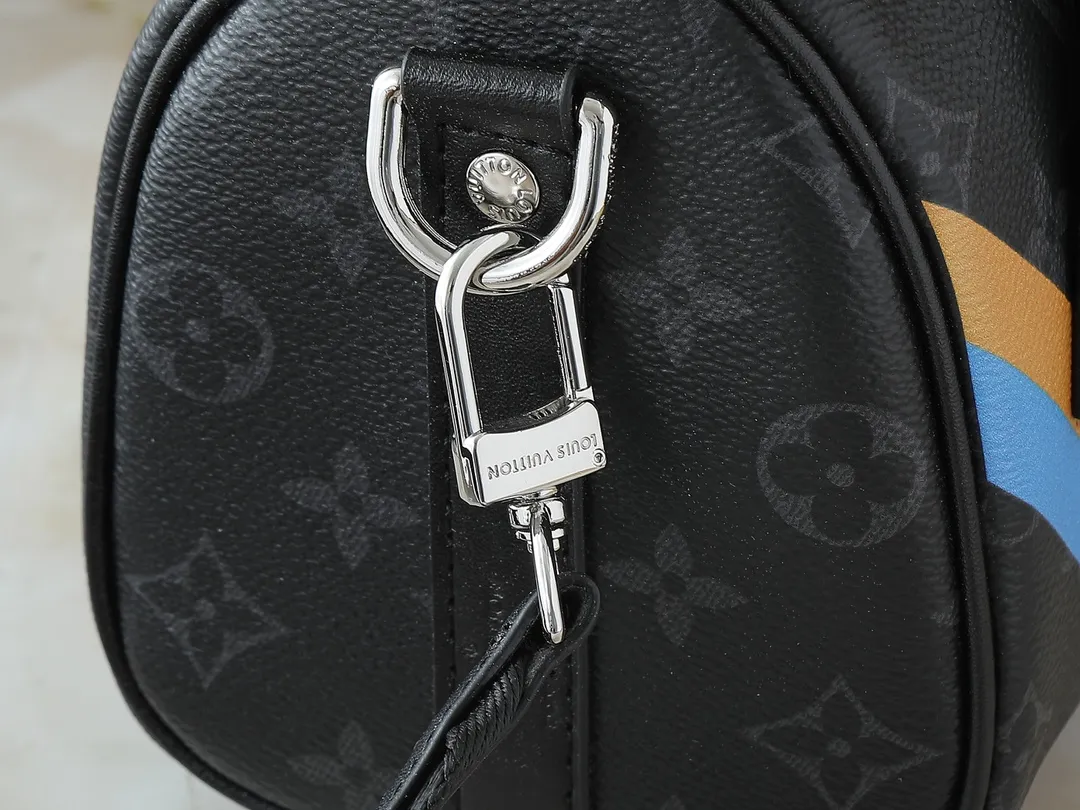 💰240💰Upgraded from the original M14078 M01942 M15076 M24434 M46271 M20900 M46249 This handbag condenses the classic silhouette of the Keepall travel bag. It is made of Monogram embossed Taurillon leather. The compact structure is suitable for storing small items such as mobile phones and wallets. With its clever use of leather handles and detachable shoulder strap, it's easy to carry with you in trendy style. Detailed features Dimensions: 25✘15✘11 cm
