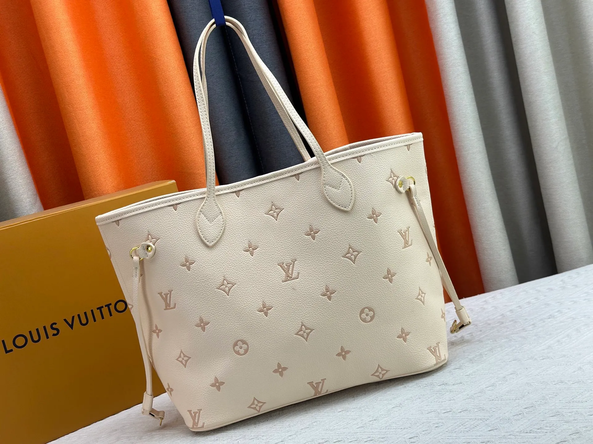 P260 M14285 M40865 M40995 Upgraded Original This version of the Neverfull MM handbag showcases House's signature leather and updated tonal silhouette, making it both practical and sophisticated. Nicely sized, it comes with a contrasting removable textile bag and gold-tone hardware gives it a sophisticated finish. Size 32-29-17