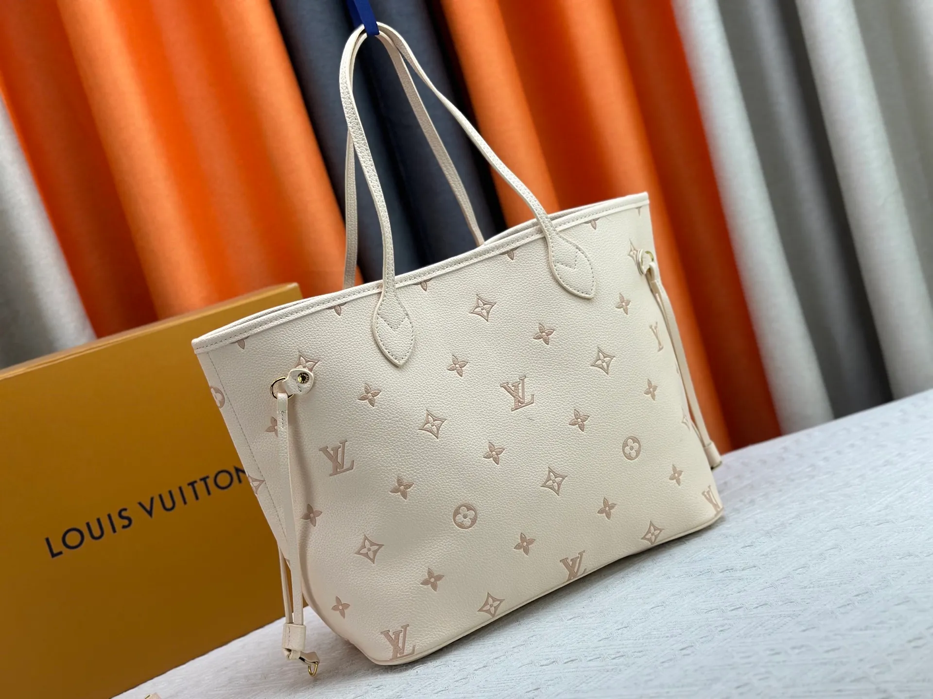 P260 M14285 M40865 M40995 Upgraded Original This version of the Neverfull MM handbag showcases House's signature leather and updated tonal silhouette, making it both practical and sophisticated. Nicely sized, it comes with a contrasting removable textile bag and gold-tone hardware gives it a sophisticated finish. Size 32-29-17