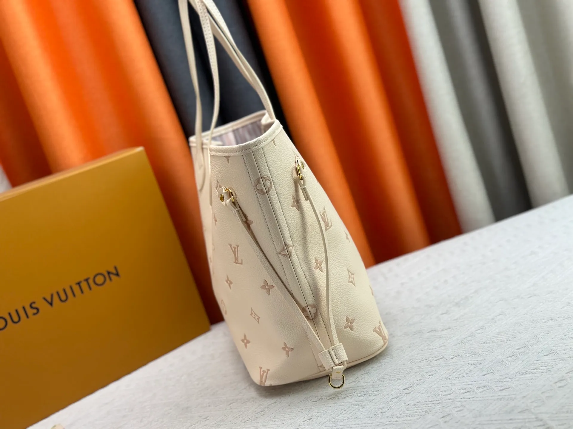 P260 M14285 M40865 M40995 Upgraded Original This version of the Neverfull MM handbag showcases House's signature leather and updated tonal silhouette, making it both practical and sophisticated. Nicely sized, it comes with a contrasting removable textile bag and gold-tone hardware gives it a sophisticated finish. Size 32-29-17