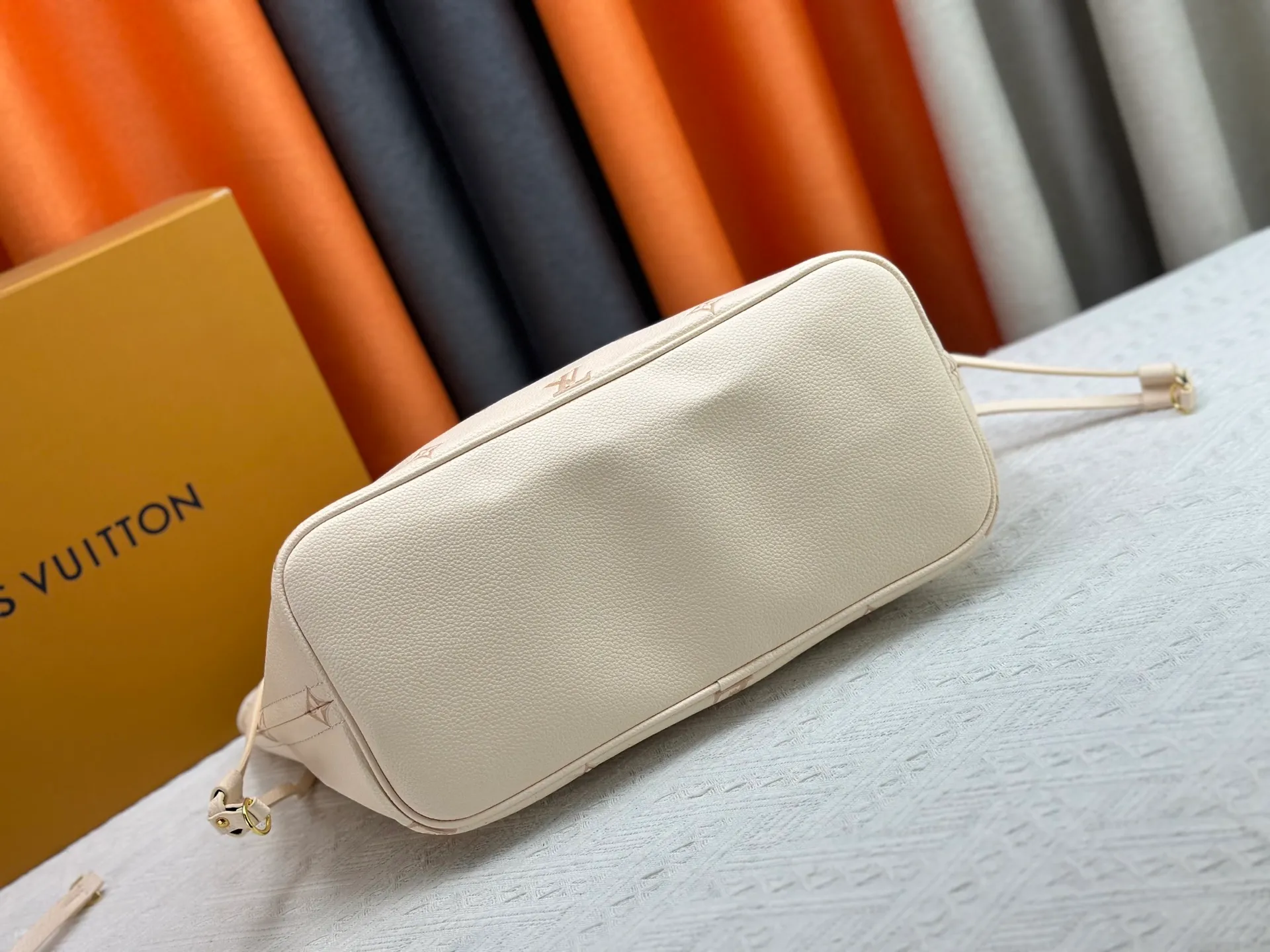 P260 M14285 M40865 M40995 Upgraded Original This version of the Neverfull MM handbag showcases House's signature leather and updated tonal silhouette, making it both practical and sophisticated. Nicely sized, it comes with a contrasting removable textile bag and gold-tone hardware gives it a sophisticated finish. Size 32-29-17