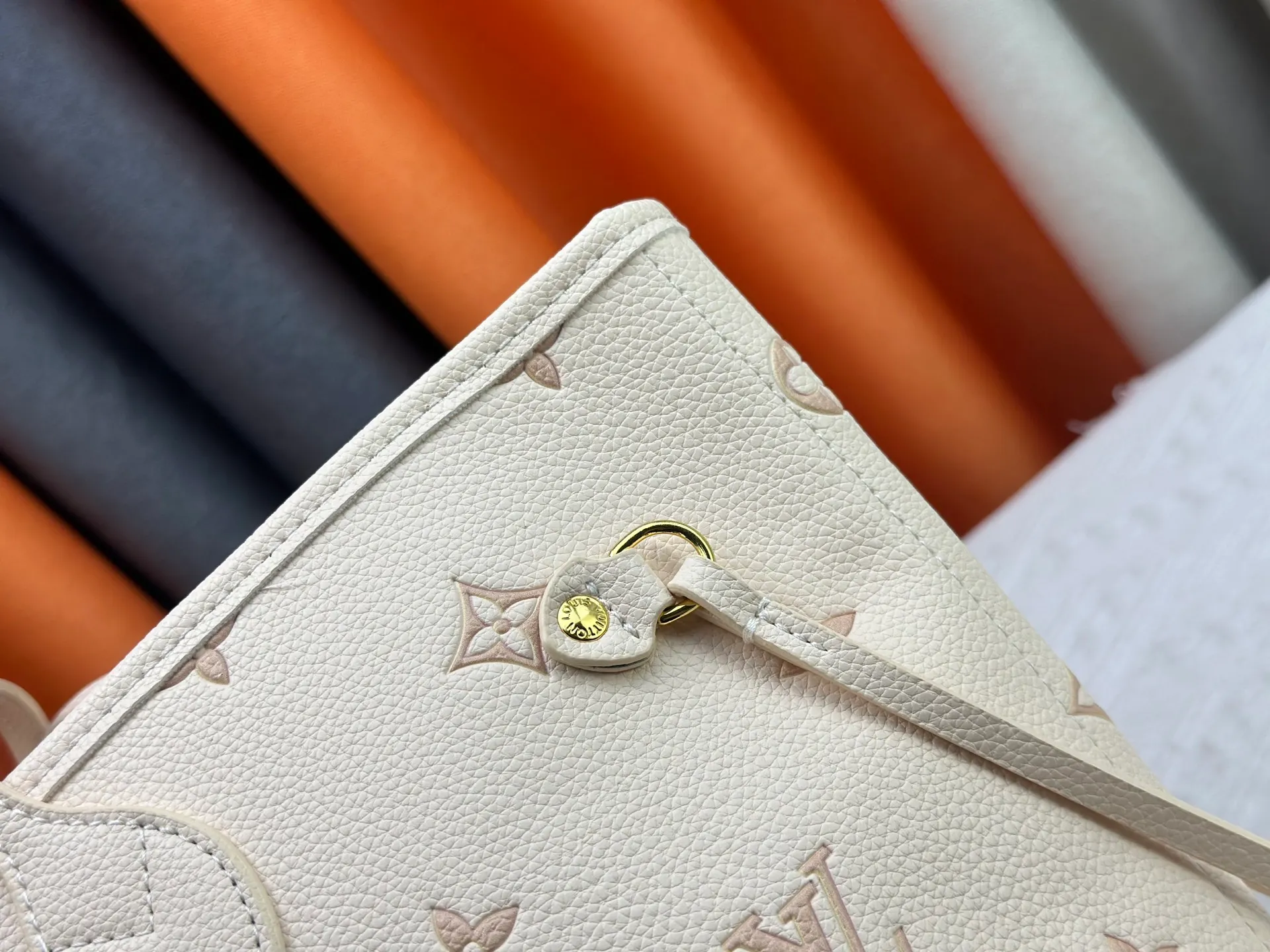 P260 M14285 M40865 M40995 Upgraded Original This version of the Neverfull MM handbag showcases House's signature leather and updated tonal silhouette, making it both practical and sophisticated. Nicely sized, it comes with a contrasting removable textile bag and gold-tone hardware gives it a sophisticated finish. Size 32-29-17