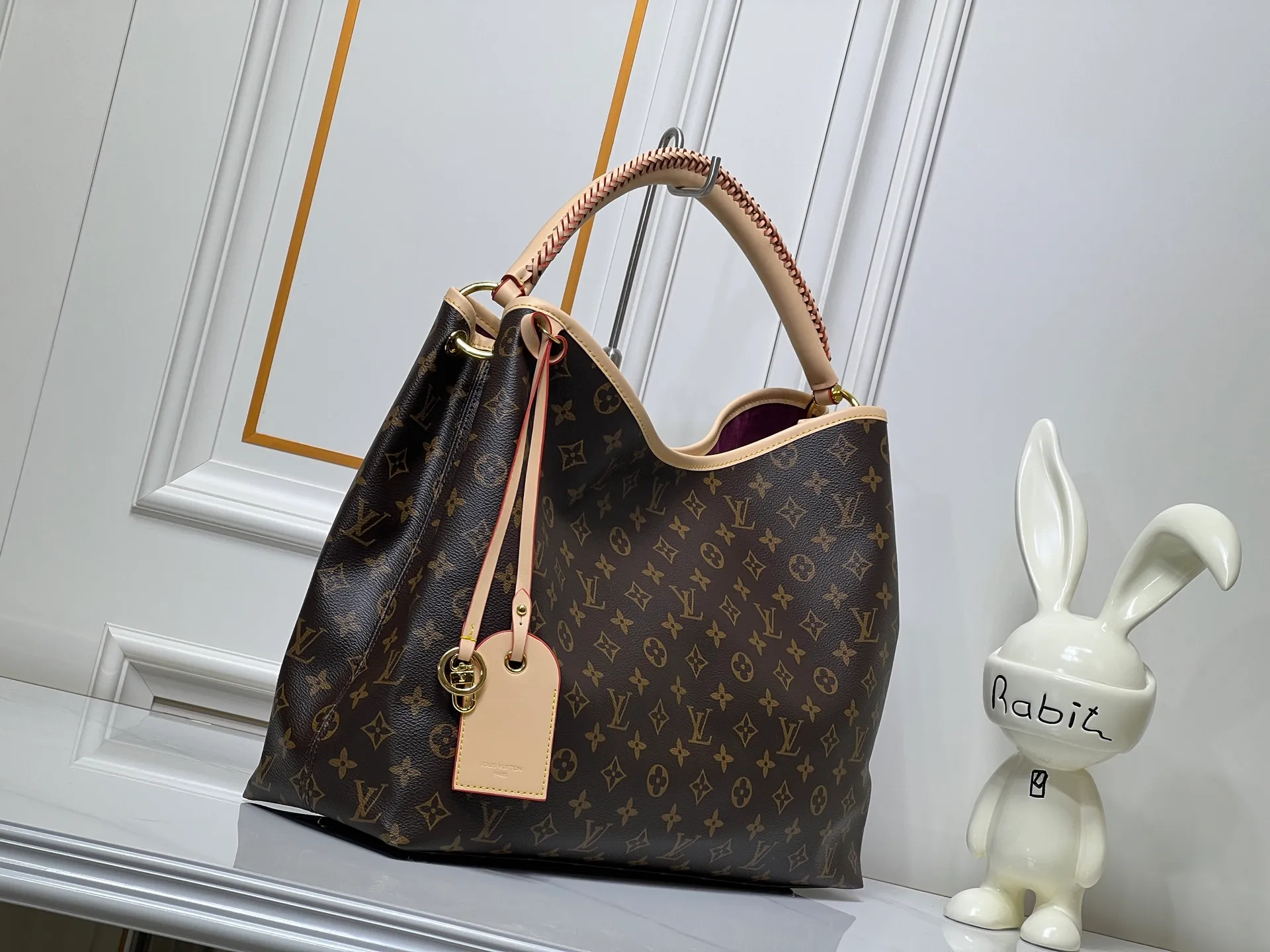 Batch 280💰Upgraded original M25877 Again handbag, this is a new interpretation of the iconic Artsy design first launched in 2010, now more flexible, more iconic, and more refined in craftsmanship. Rooted in LV’s DNA, this bag pays homage to Louis Vuitton’s craftsmanship with its classic Monogram canvas base, hand-woven handles and customizable name tag. It's spacious enough to hold a laptop and opens to reveal multiple pockets. Gold hooks can be used to hang playful accessories! ! Size:50x30x15.5CM
