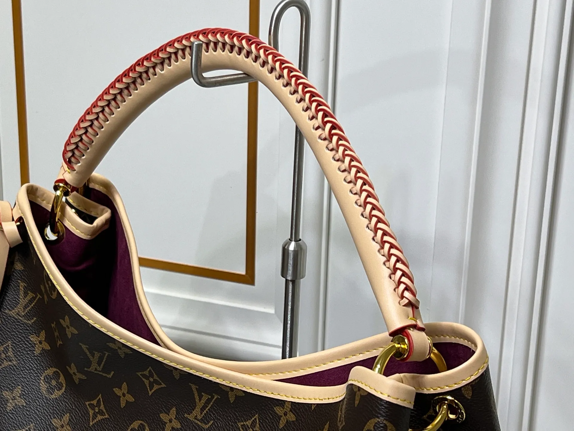 Batch 280💰Upgraded original M25877 Again handbag, this is a new interpretation of the iconic Artsy design first launched in 2010, now more flexible, more iconic, and more refined in craftsmanship. Rooted in LV’s DNA, this bag pays homage to Louis Vuitton’s craftsmanship with its classic Monogram canvas base, hand-woven handles and customizable name tag. It's spacious enough to hold a laptop and opens to reveal multiple pockets. Gold hooks can be used to hang playful accessories! ! Size:50x30x15.5CM