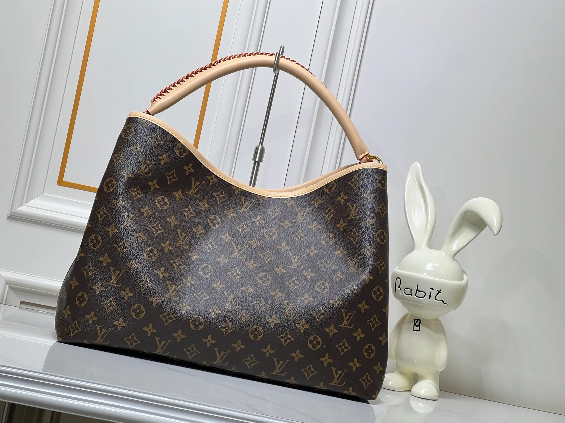 Batch 280💰Upgraded original M25877 Again handbag, this is a new interpretation of the iconic Artsy design first launched in 2010, now more flexible, more iconic, and more refined in craftsmanship. Rooted in LV’s DNA, this bag pays homage to Louis Vuitton’s craftsmanship with its classic Monogram canvas base, hand-woven handles and customizable name tag. It's spacious enough to hold a laptop and opens to reveal multiple pockets. Gold hooks can be used to hang playful accessories! ! Size:50x30x15.5CM