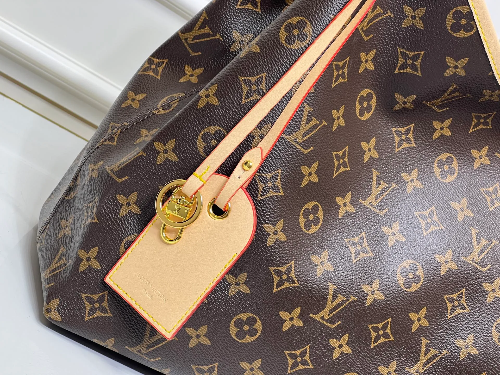 Batch 280💰Upgraded original M25877 Again handbag, this is a new interpretation of the iconic Artsy design first launched in 2010, now more flexible, more iconic, and more refined in craftsmanship. Rooted in LV’s DNA, this bag pays homage to Louis Vuitton’s craftsmanship with its classic Monogram canvas base, hand-woven handles and customizable name tag. It's spacious enough to hold a laptop and opens to reveal multiple pockets. Gold hooks can be used to hang playful accessories! ! Size:50x30x15.5CM