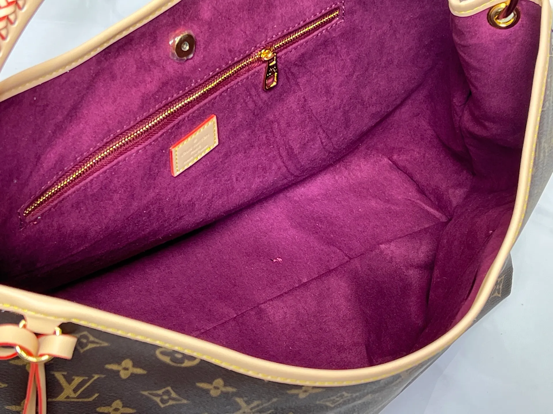 Batch 280💰Upgraded original M25877 Again handbag, this is a new interpretation of the iconic Artsy design first launched in 2010, now more flexible, more iconic, and more refined in craftsmanship. Rooted in LV’s DNA, this bag pays homage to Louis Vuitton’s craftsmanship with its classic Monogram canvas base, hand-woven handles and customizable name tag. It's spacious enough to hold a laptop and opens to reveal multiple pockets. Gold hooks can be used to hang playful accessories! ! Size:50x30x15.5CM